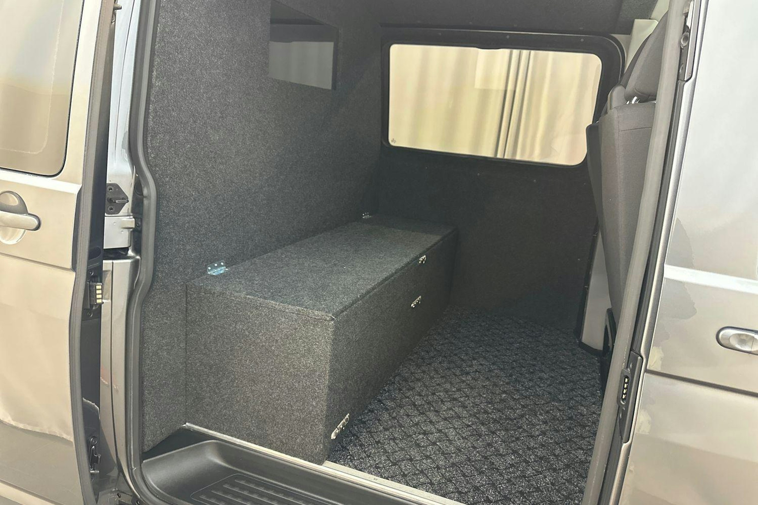 harmaa Volkswagen Transporter 2021 kuva 11.