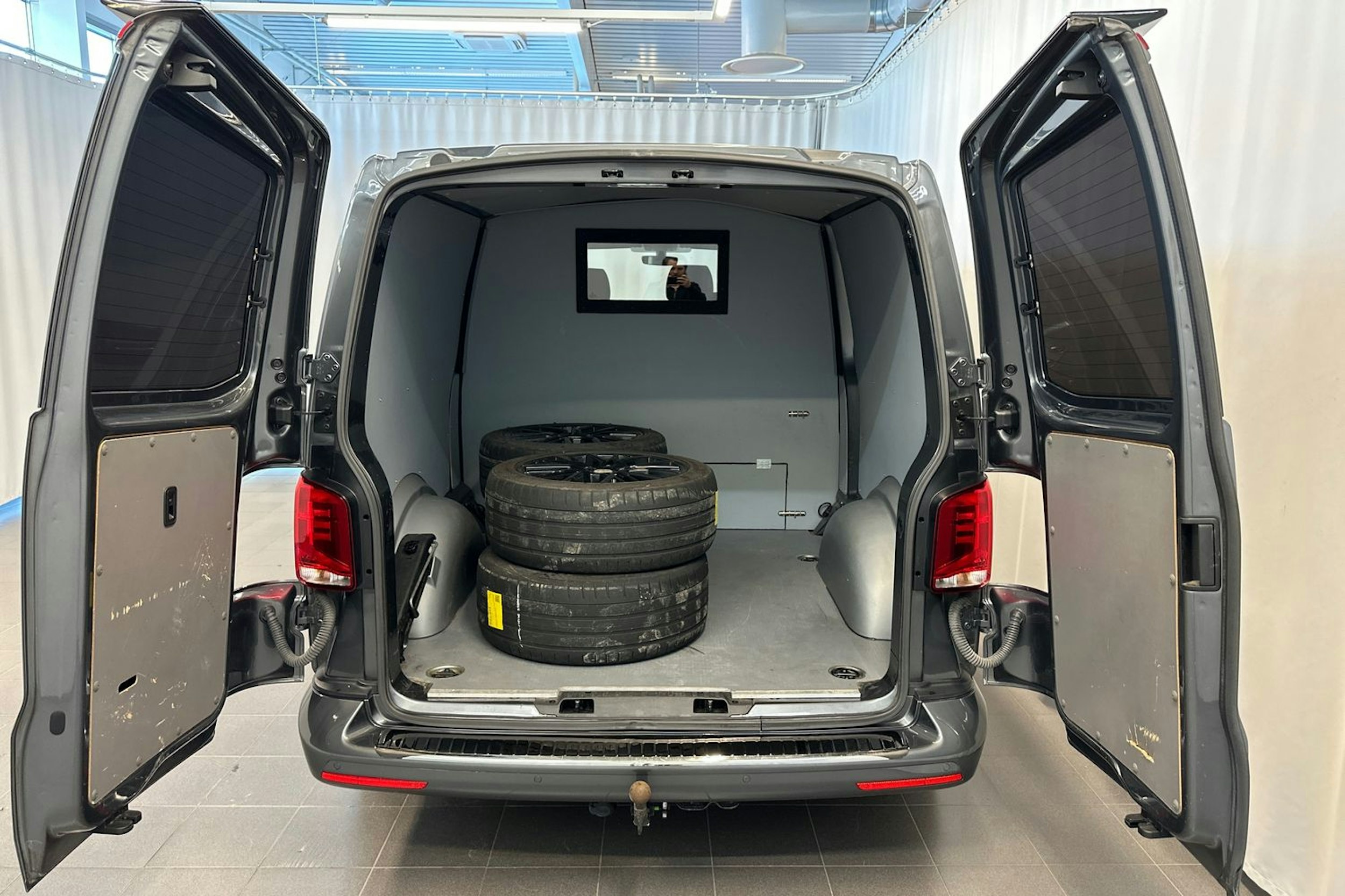 harmaa Volkswagen Transporter 2021 kuva 13.