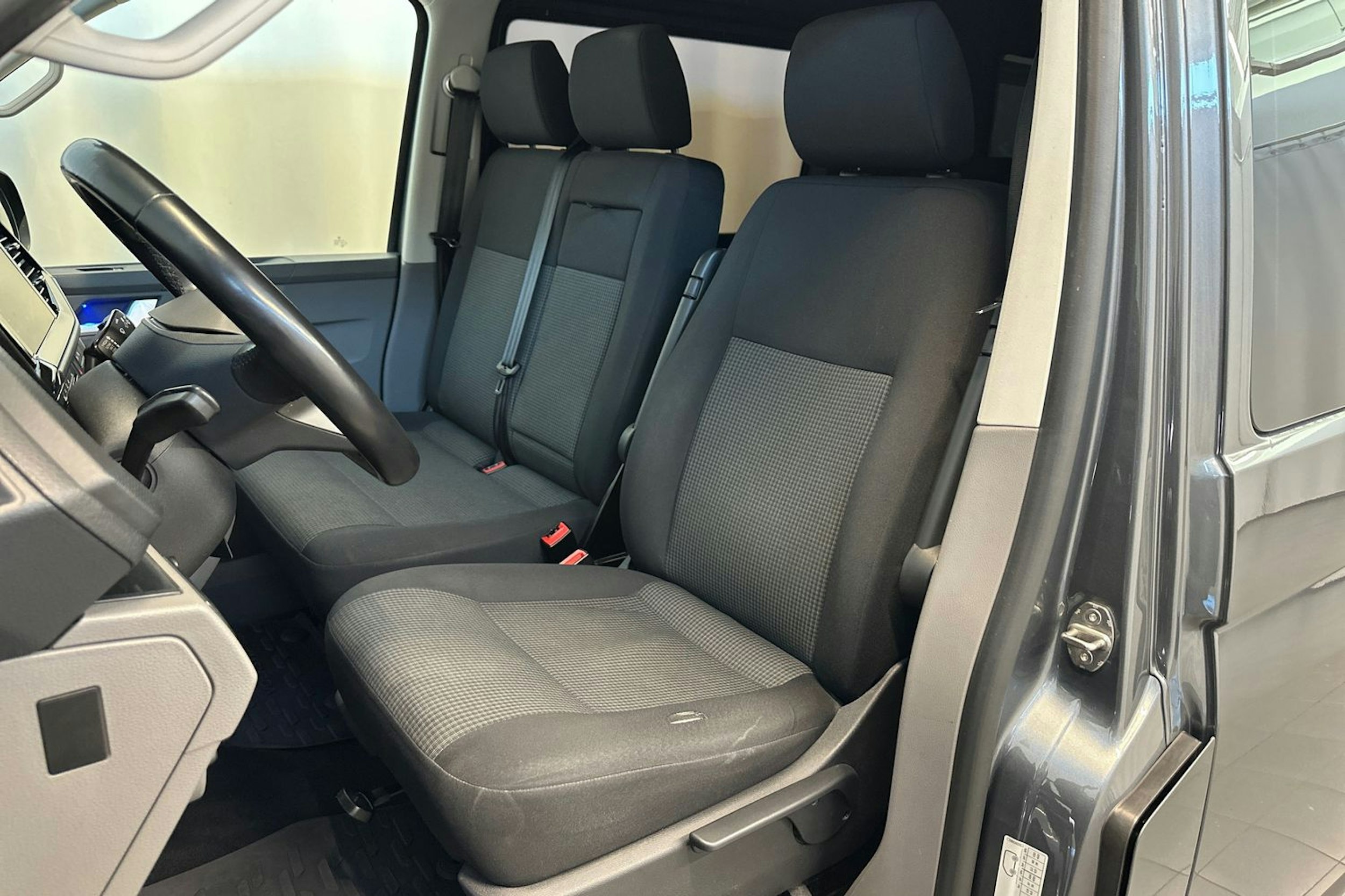 harmaa Volkswagen Transporter 2021 kuva 16.