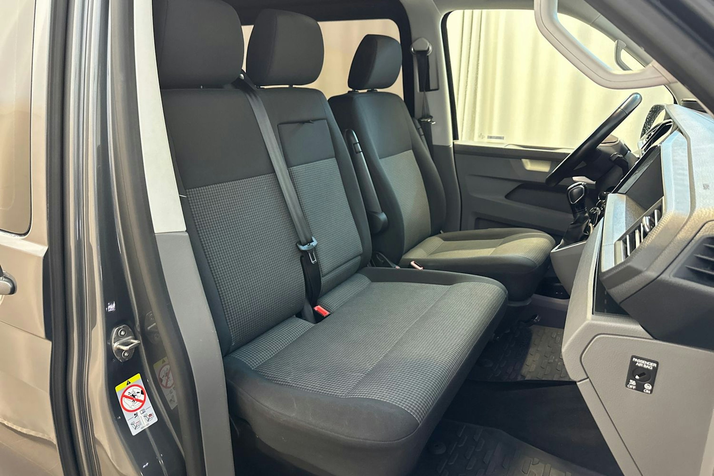 harmaa Volkswagen Transporter 2021 kuva 17.