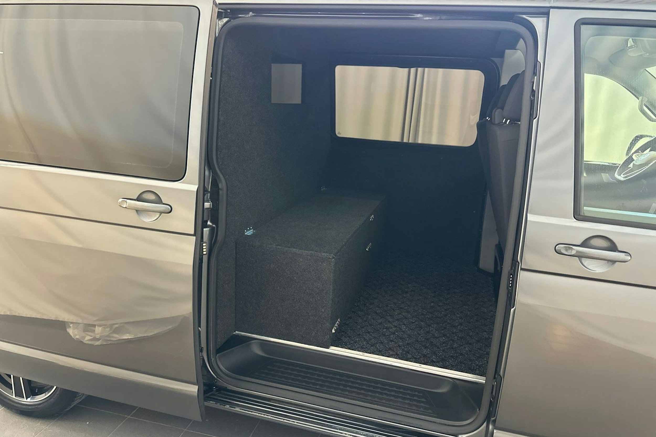 harmaa Volkswagen Transporter 2021 kuva 18.