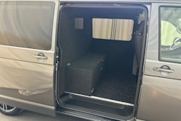 harmaa Volkswagen Transporter 2021 kuva 18.