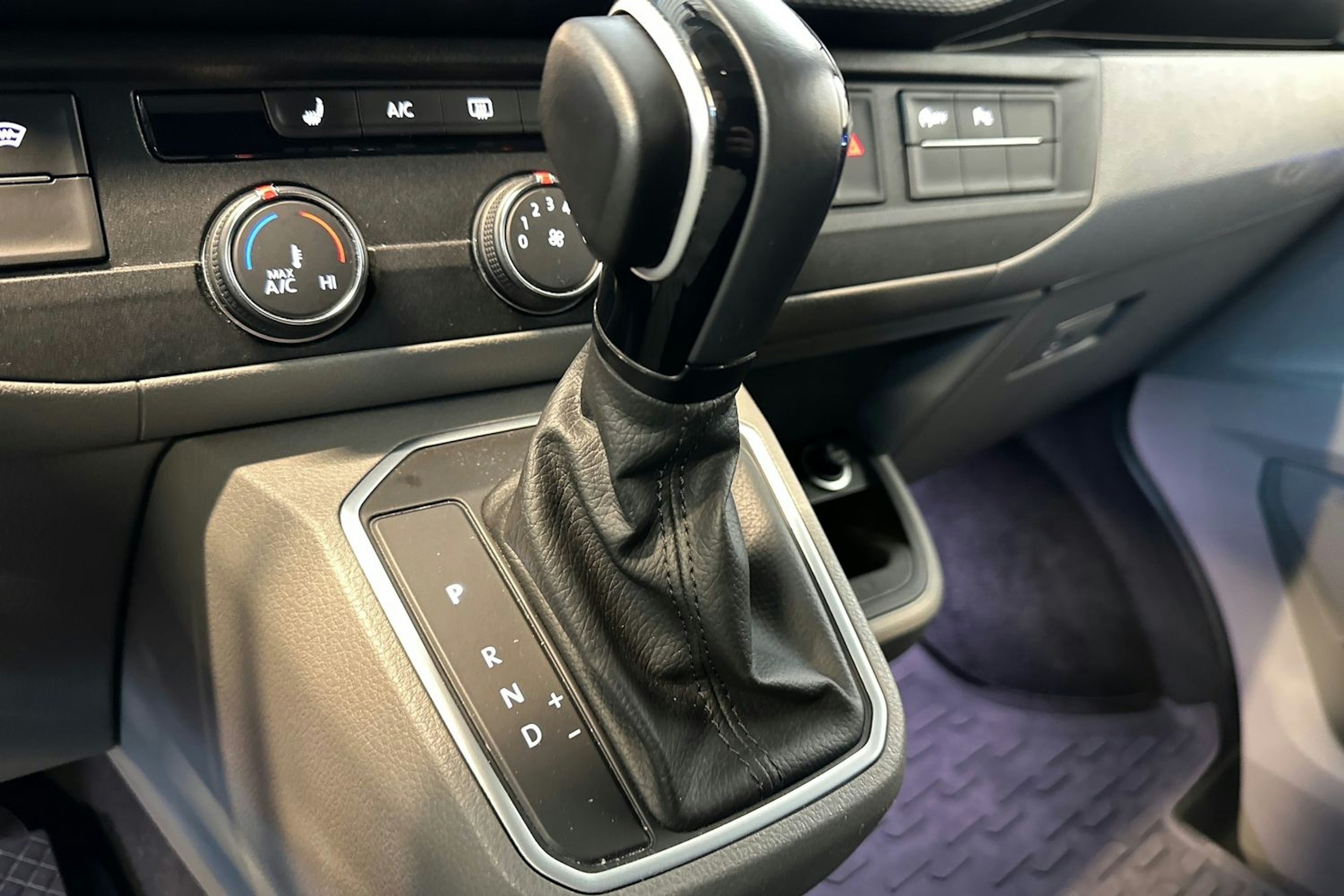 harmaa Volkswagen Transporter 2021 kuva 21.