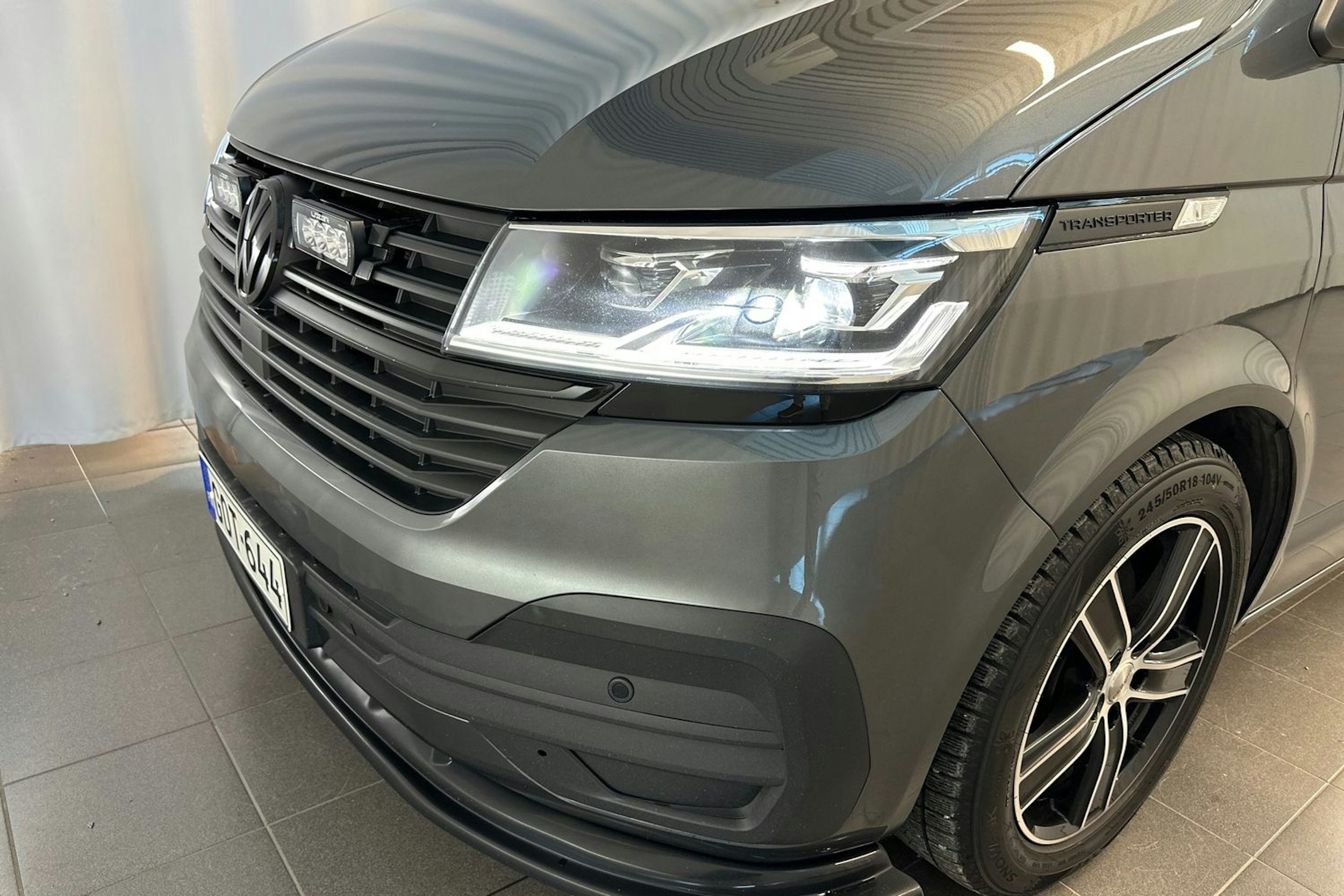 harmaa Volkswagen Transporter 2021 kuva 22.