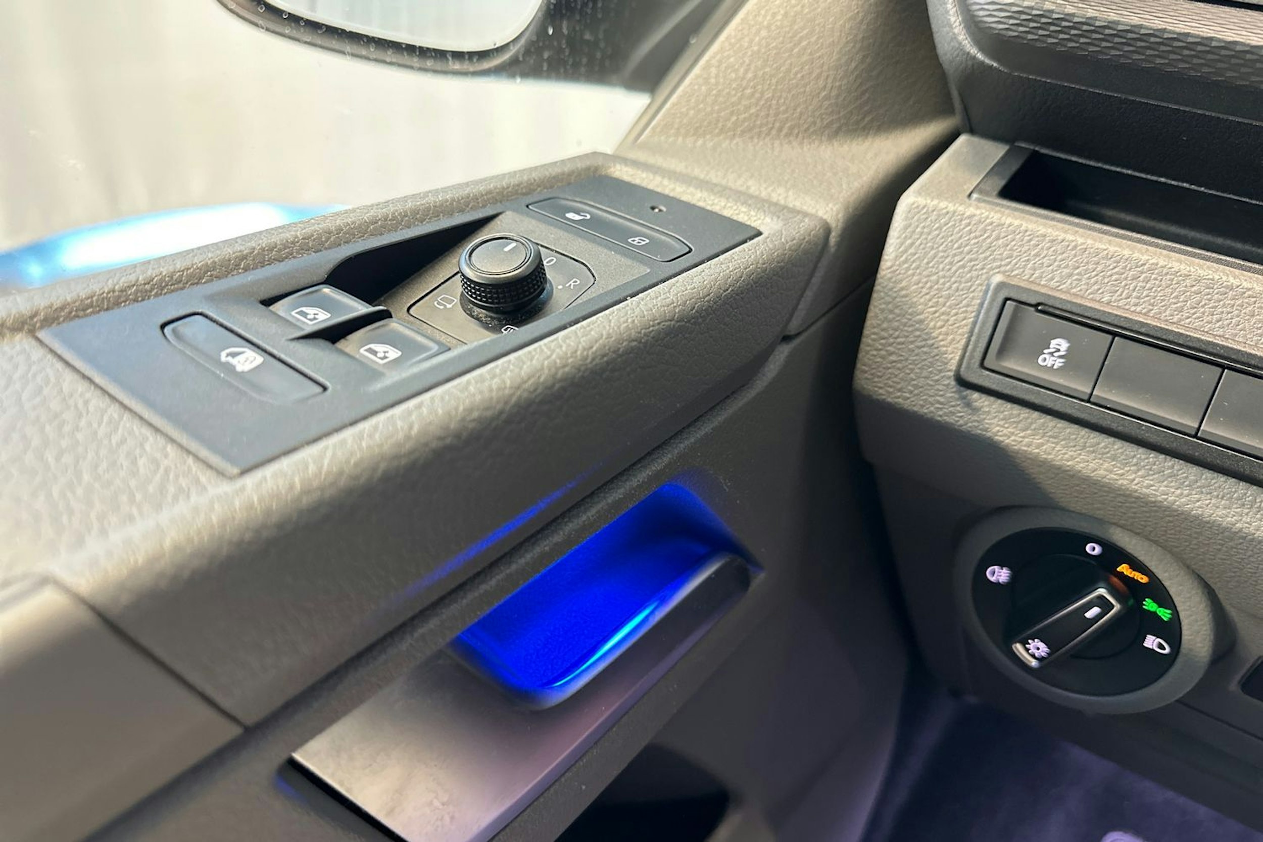 harmaa Volkswagen Transporter 2021 kuva 26.