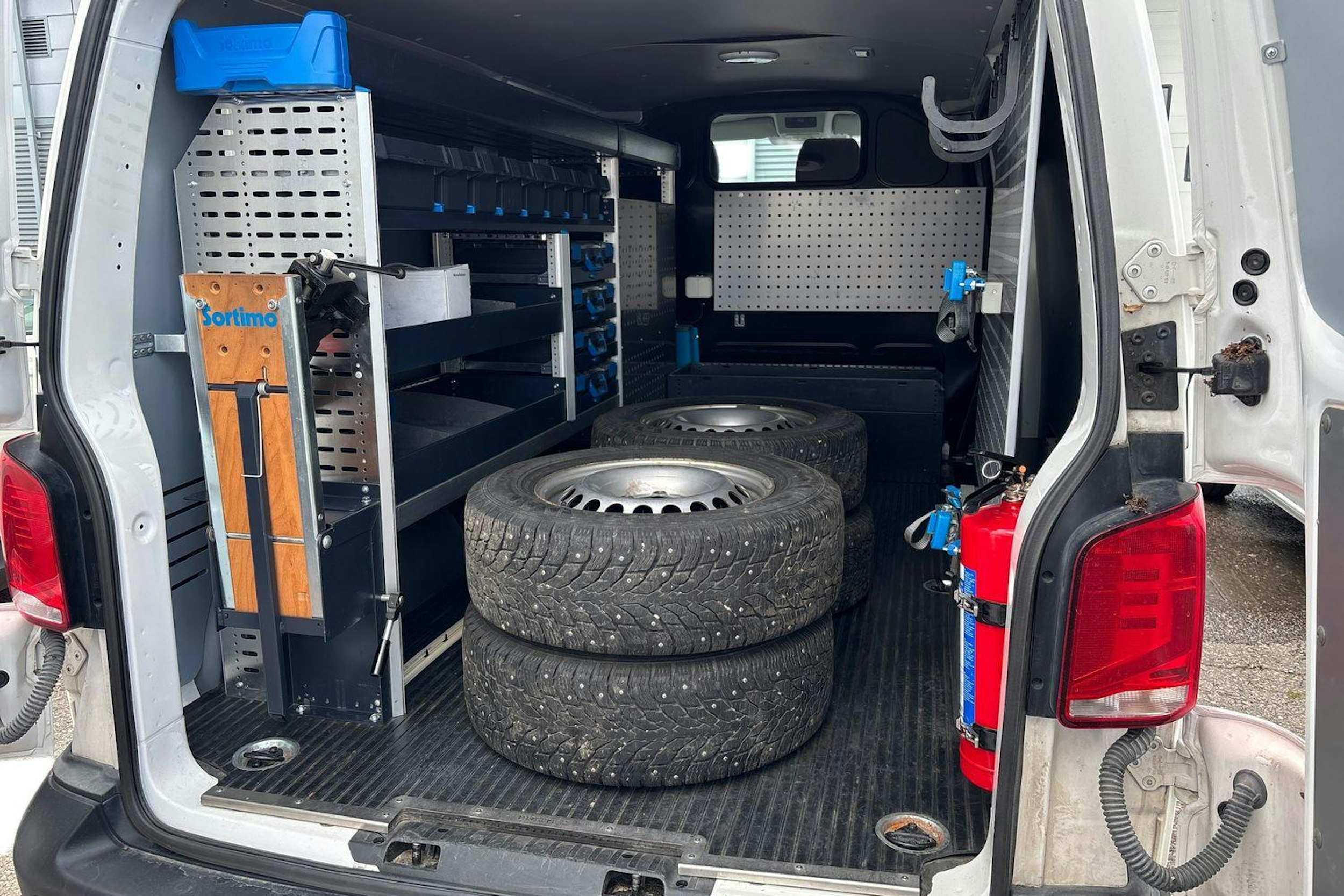 valkoinen Volkswagen Transporter 2021 kuva 3.