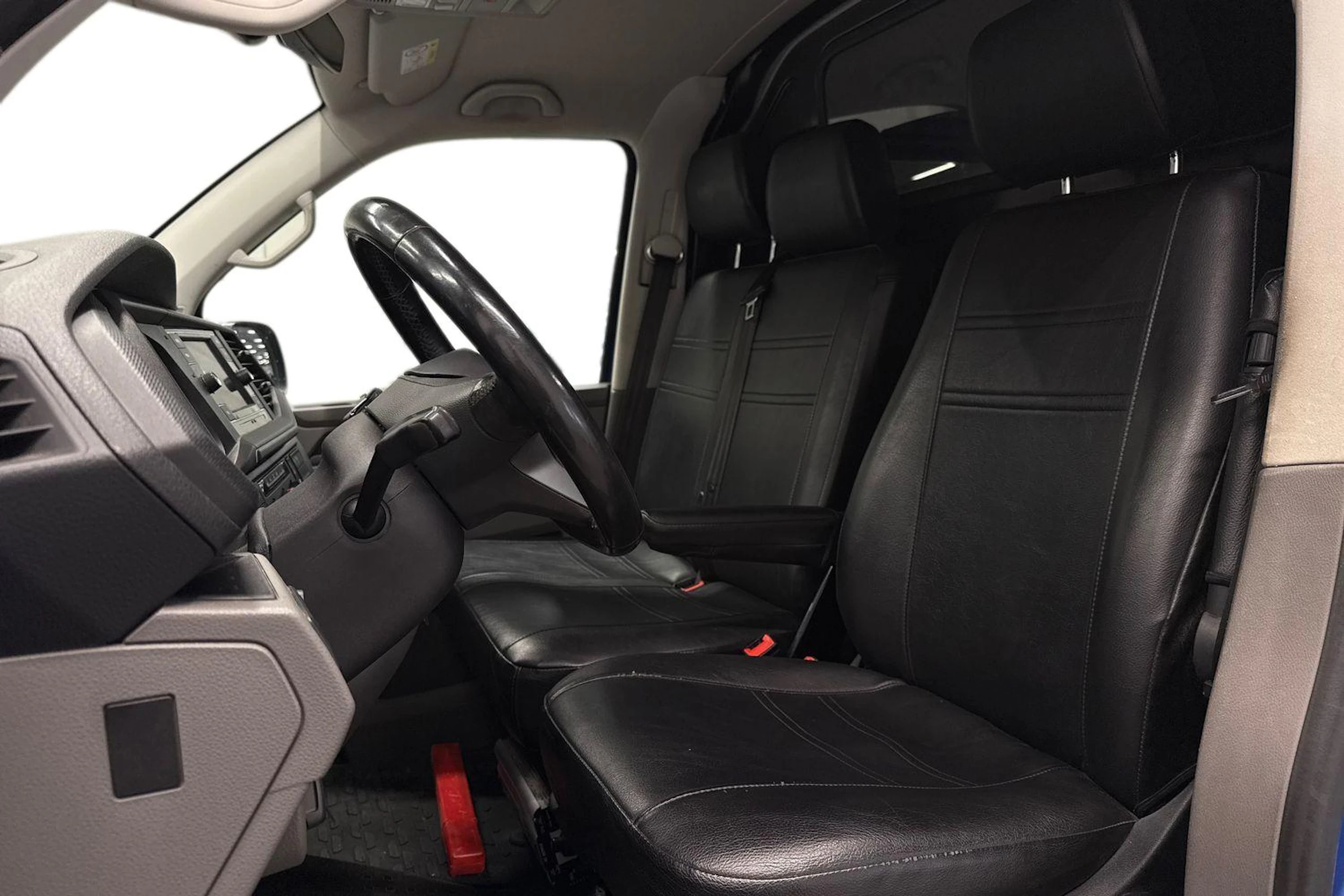 sininen Volkswagen Transporter 2021 kuva 8.