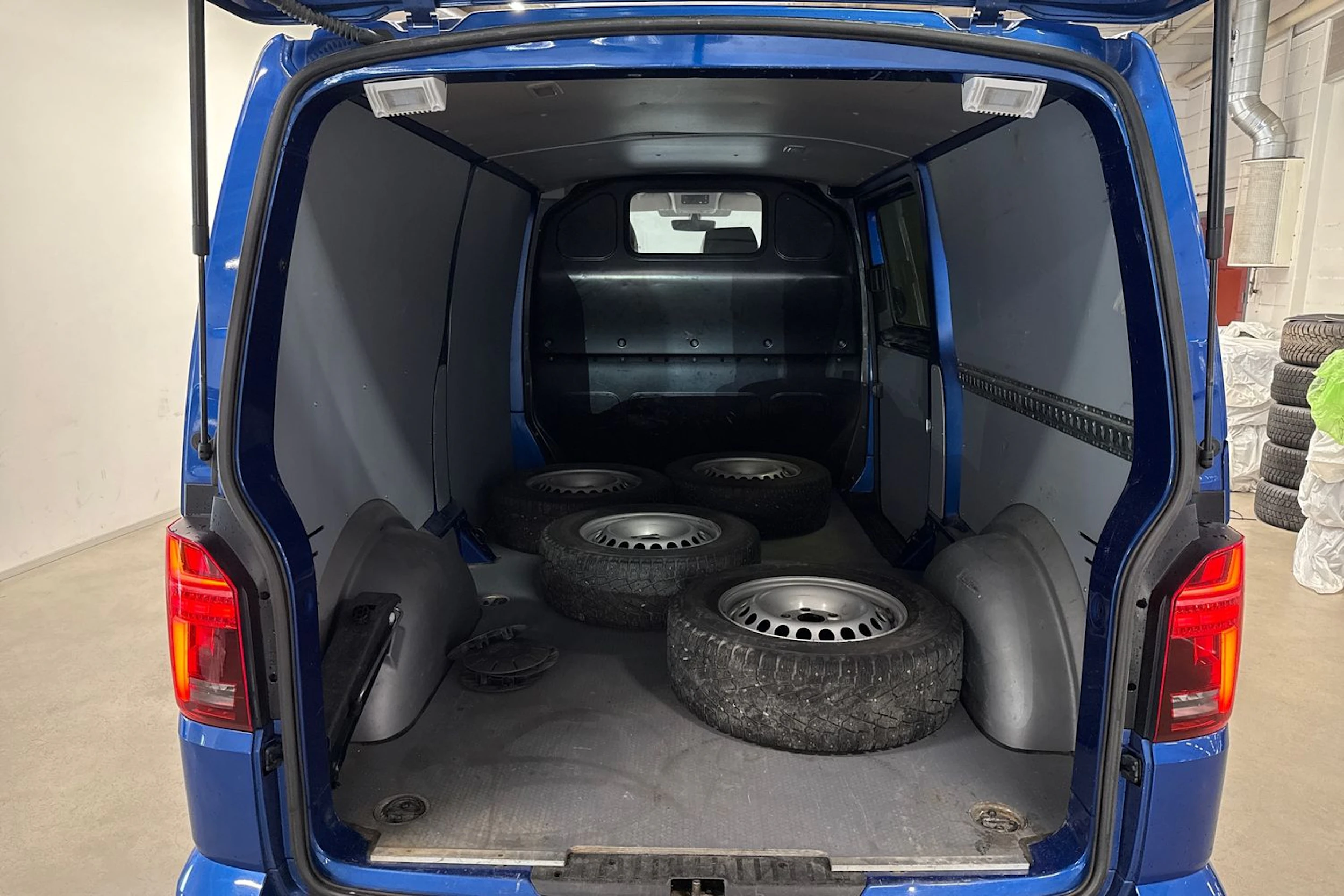 sininen Volkswagen Transporter 2021 kuva 15.