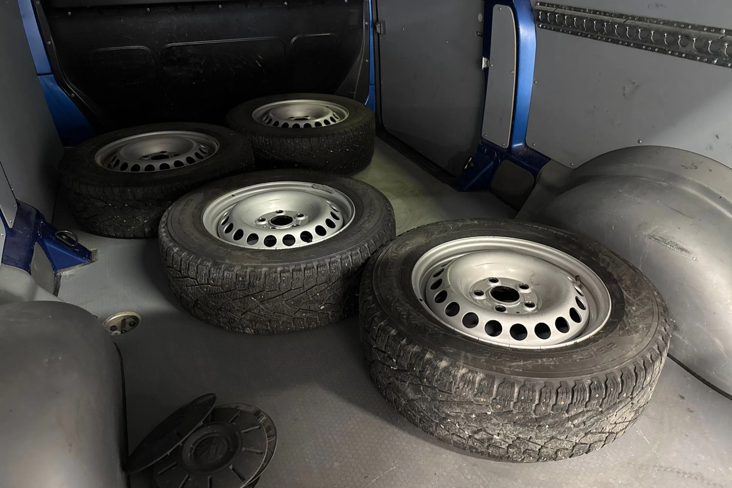 sininen Volkswagen Transporter 2021 kuva 16.