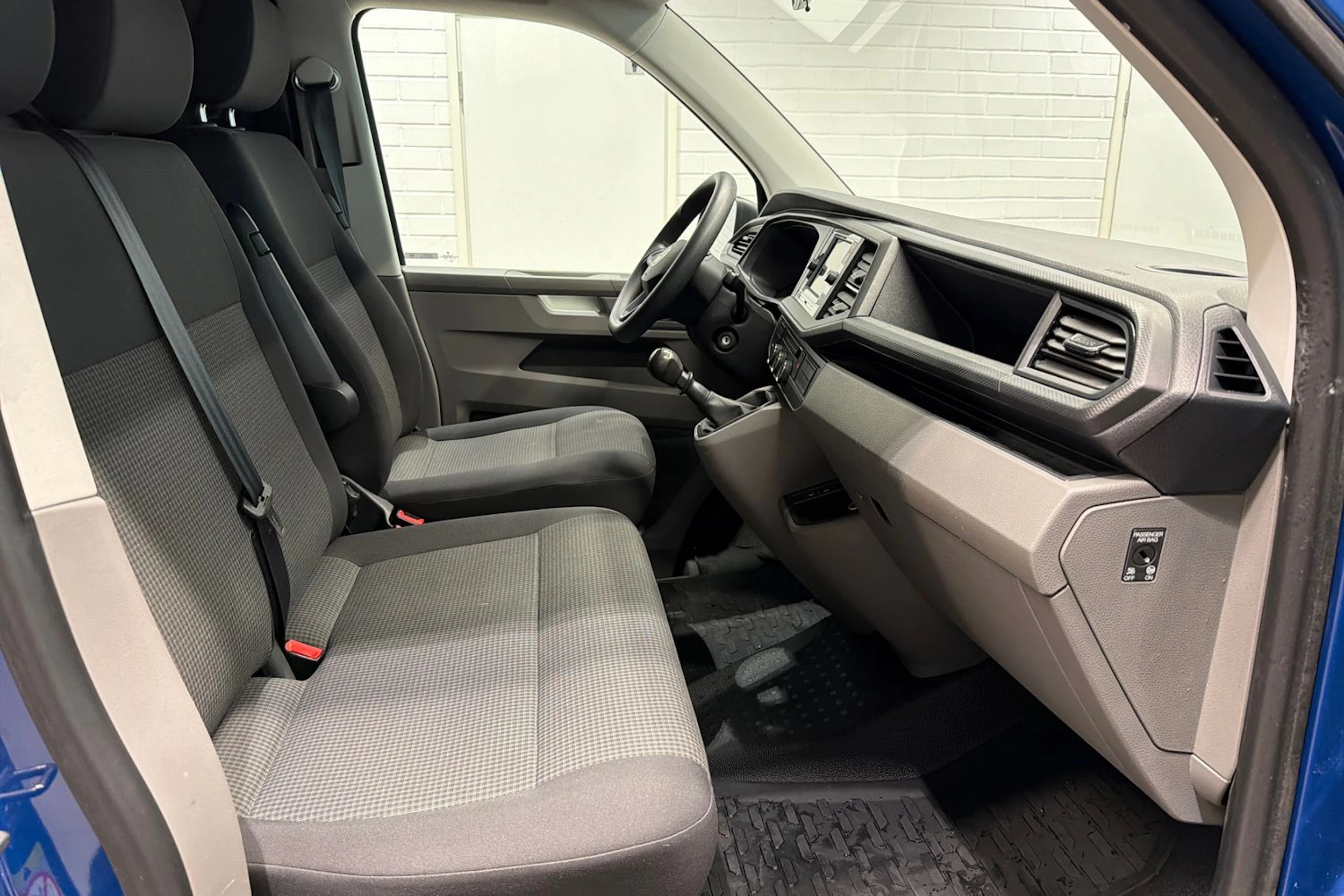sininen Volkswagen Transporter 2021 kuva 18.