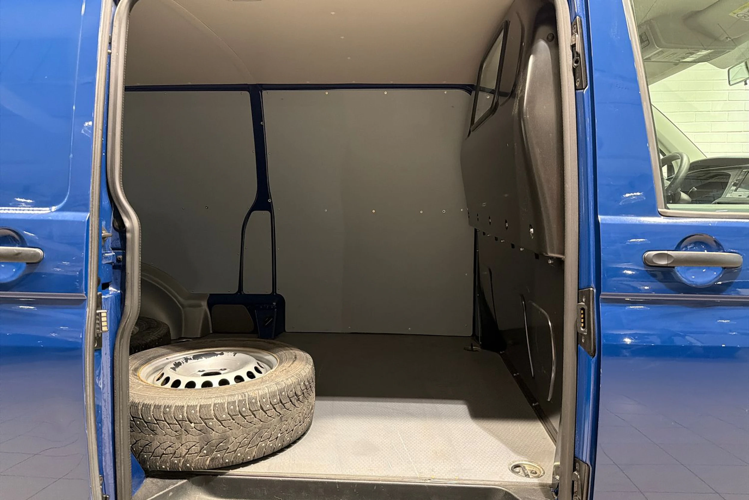 sininen Volkswagen Transporter 2021 kuva 19.