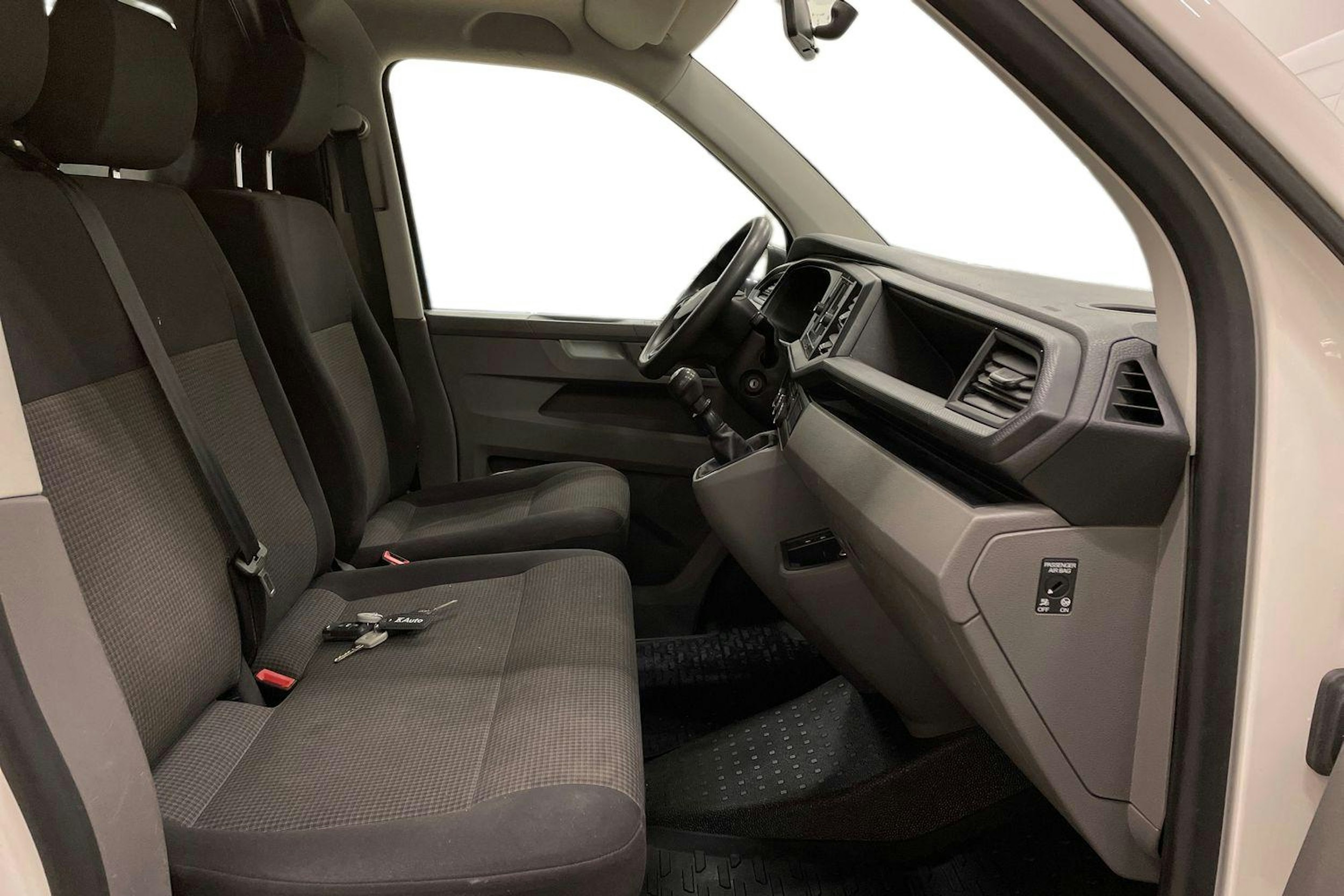valkoinen Volkswagen Transporter 2021 kuva 8.