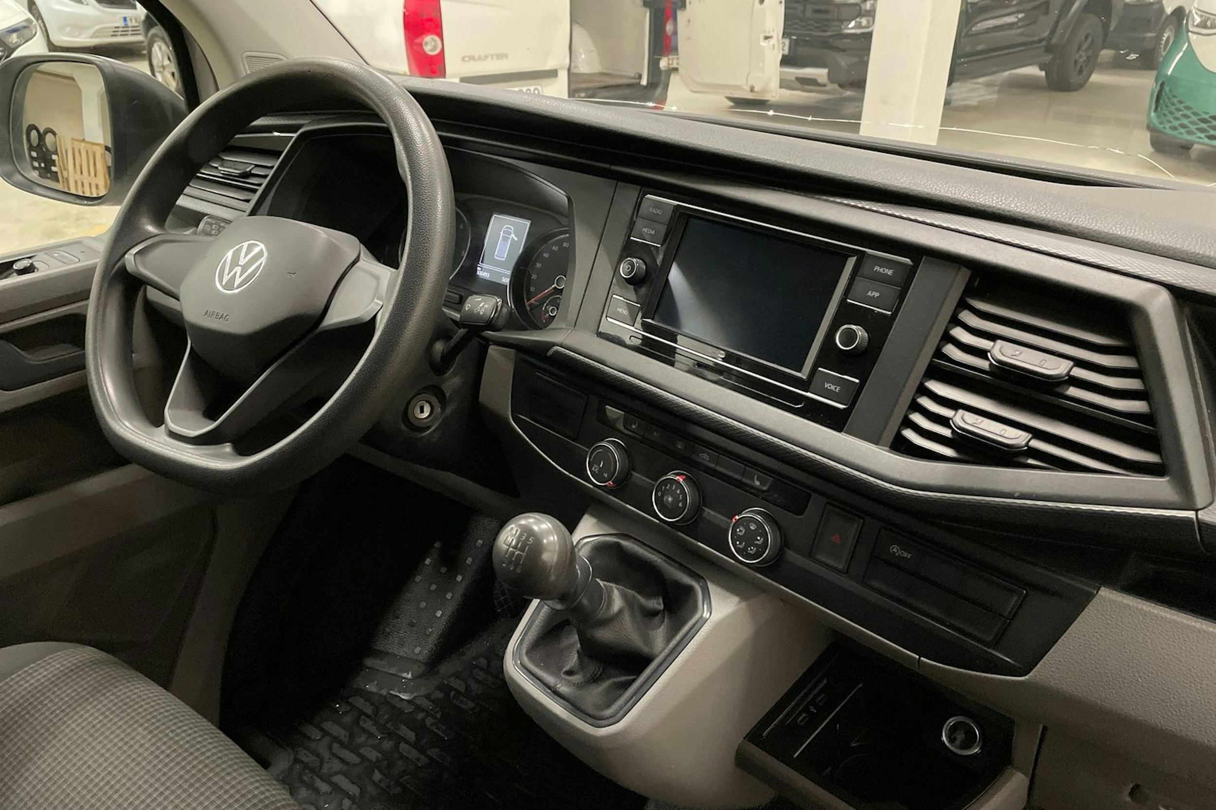 valkoinen Volkswagen Transporter 2021 kuva 10.