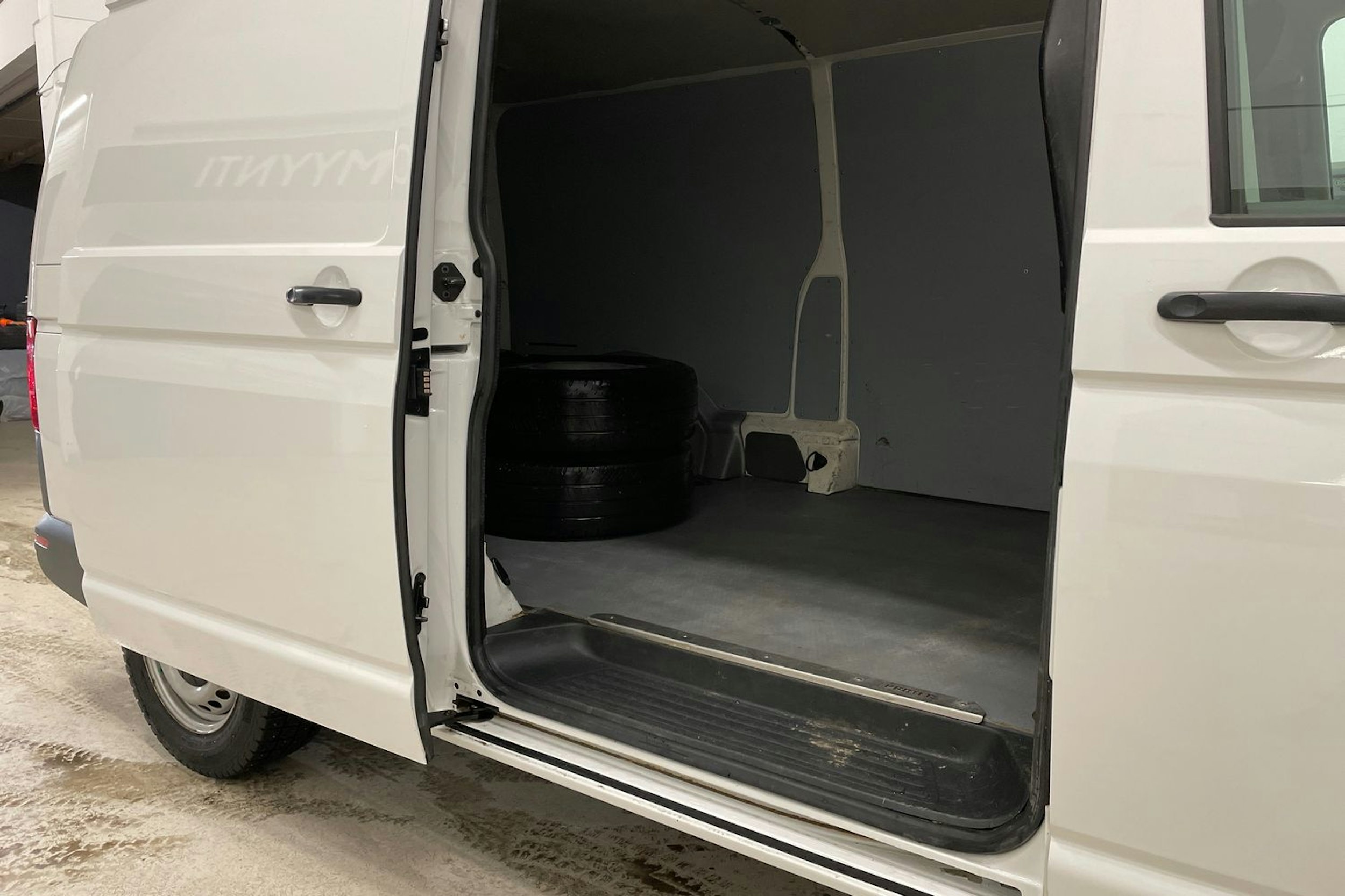 valkoinen Volkswagen Transporter 2021 kuva 13.