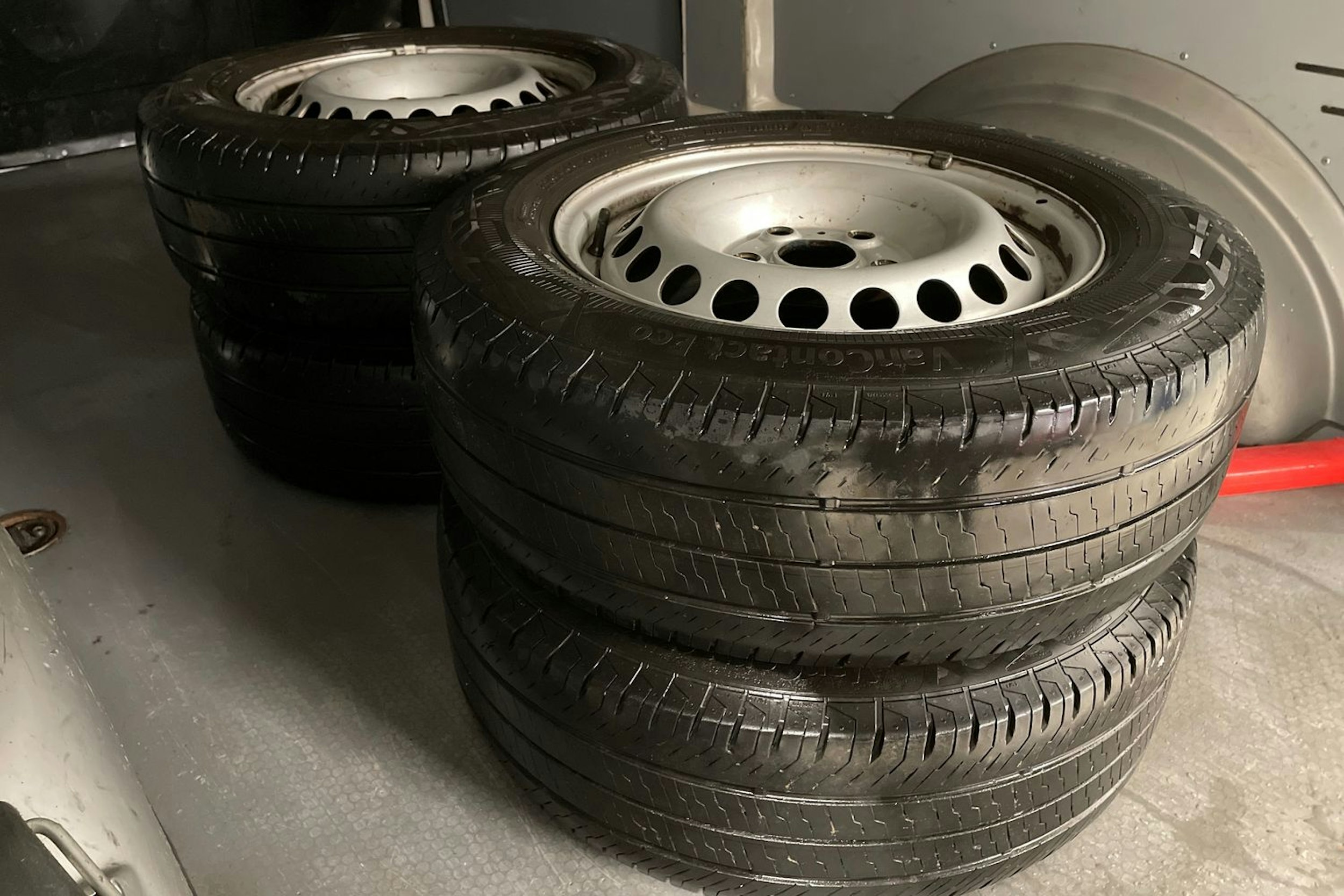 valkoinen Volkswagen Transporter 2021 kuva 16.