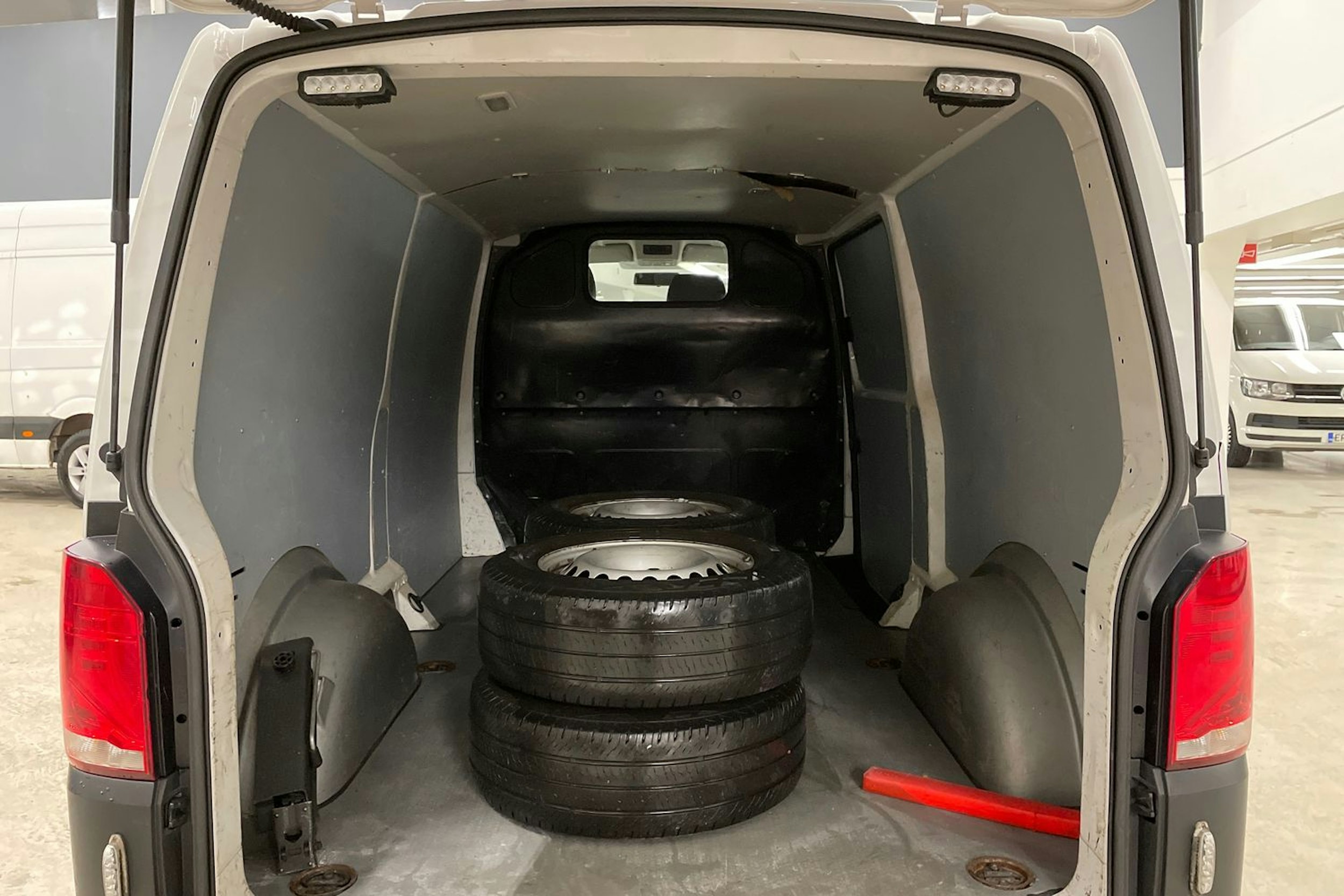 valkoinen Volkswagen Transporter 2021 kuva 17.