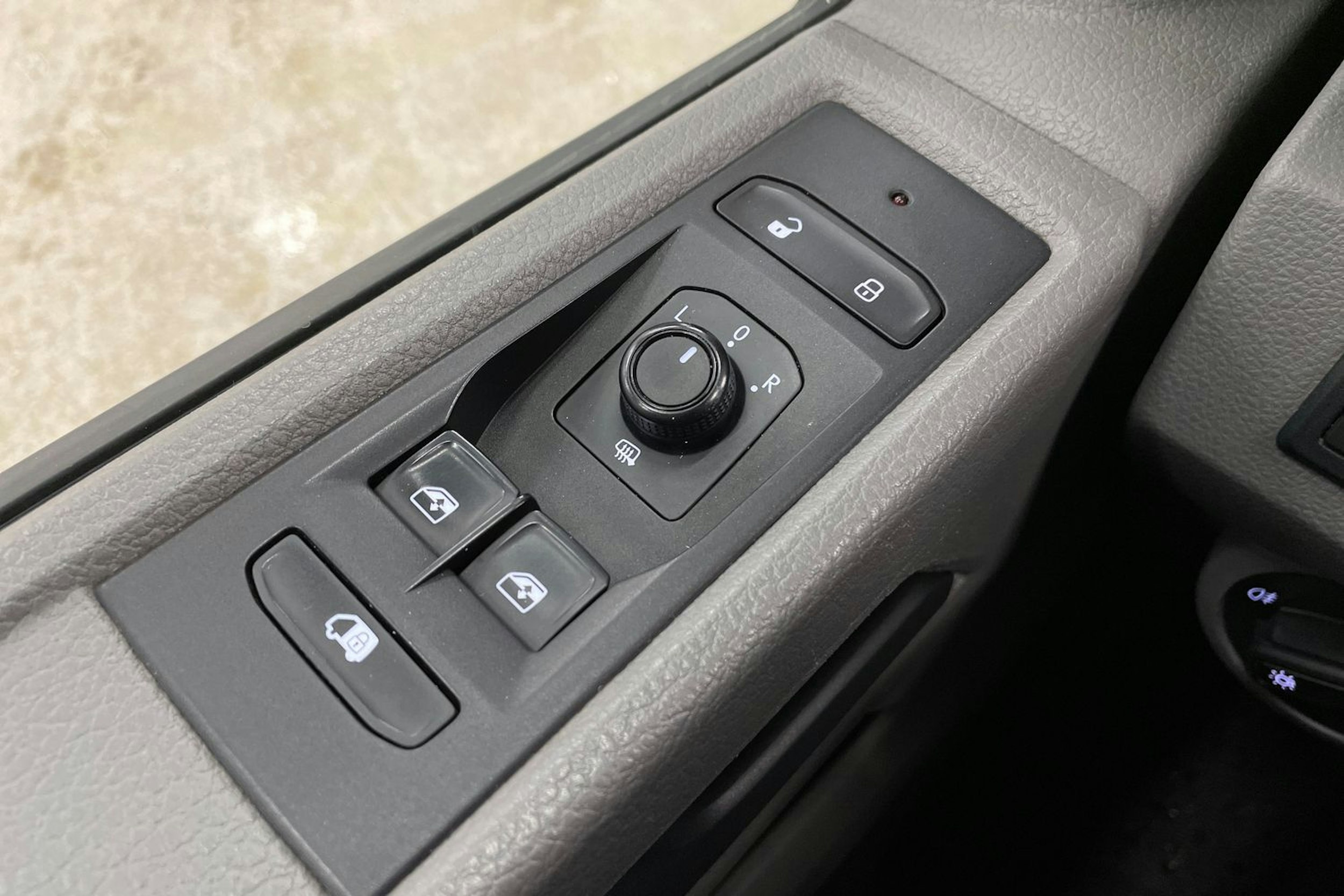 valkoinen Volkswagen Transporter 2021 kuva 18.