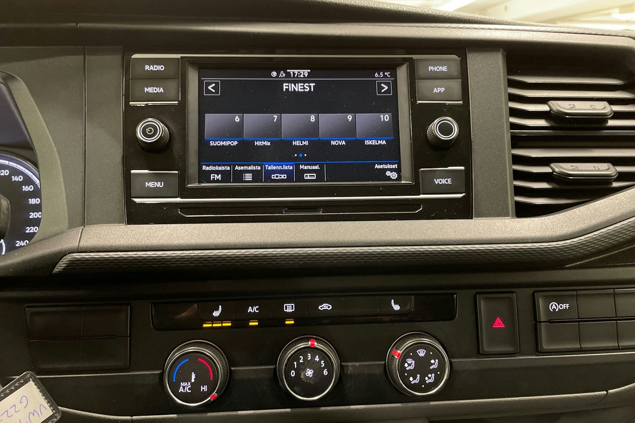 valkoinen Volkswagen Transporter 2021 kuva 22.