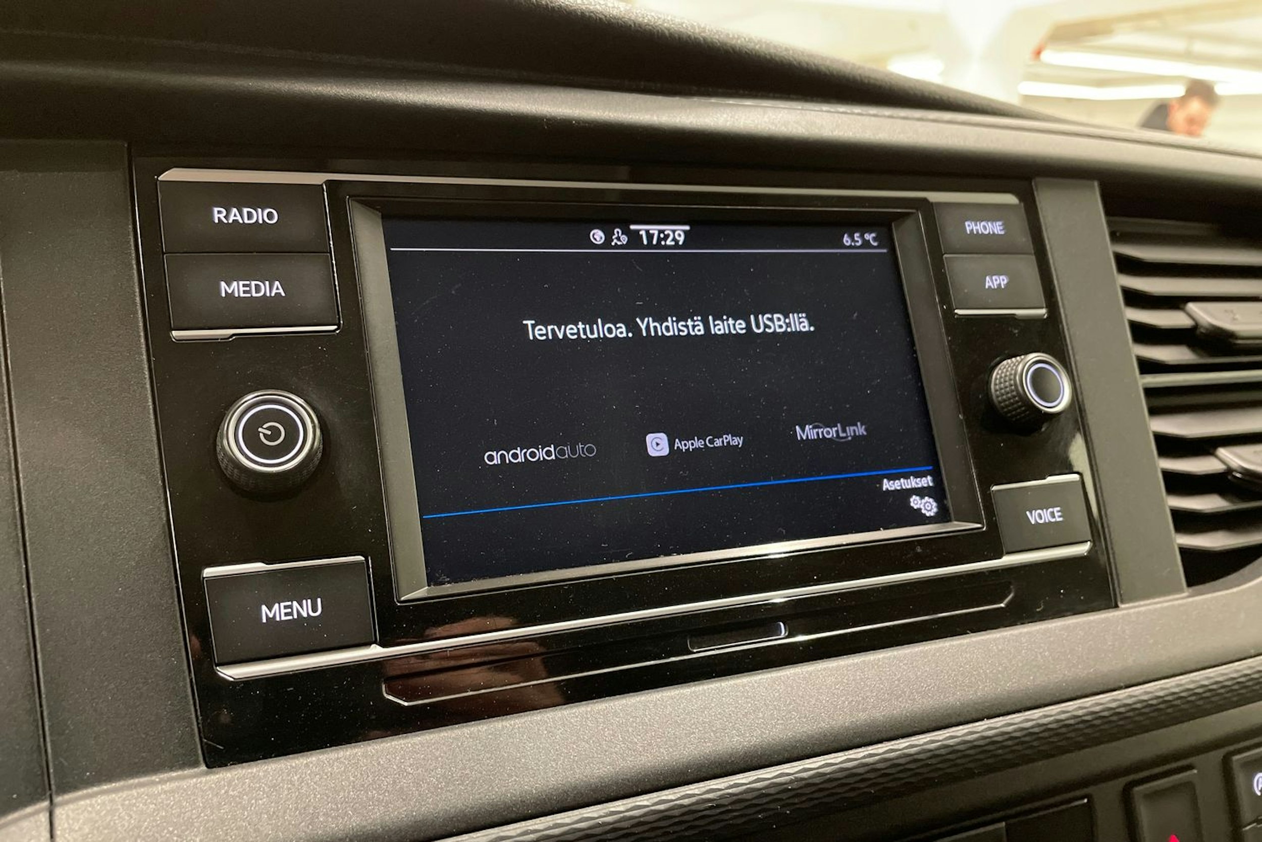 valkoinen Volkswagen Transporter 2021 kuva 24.