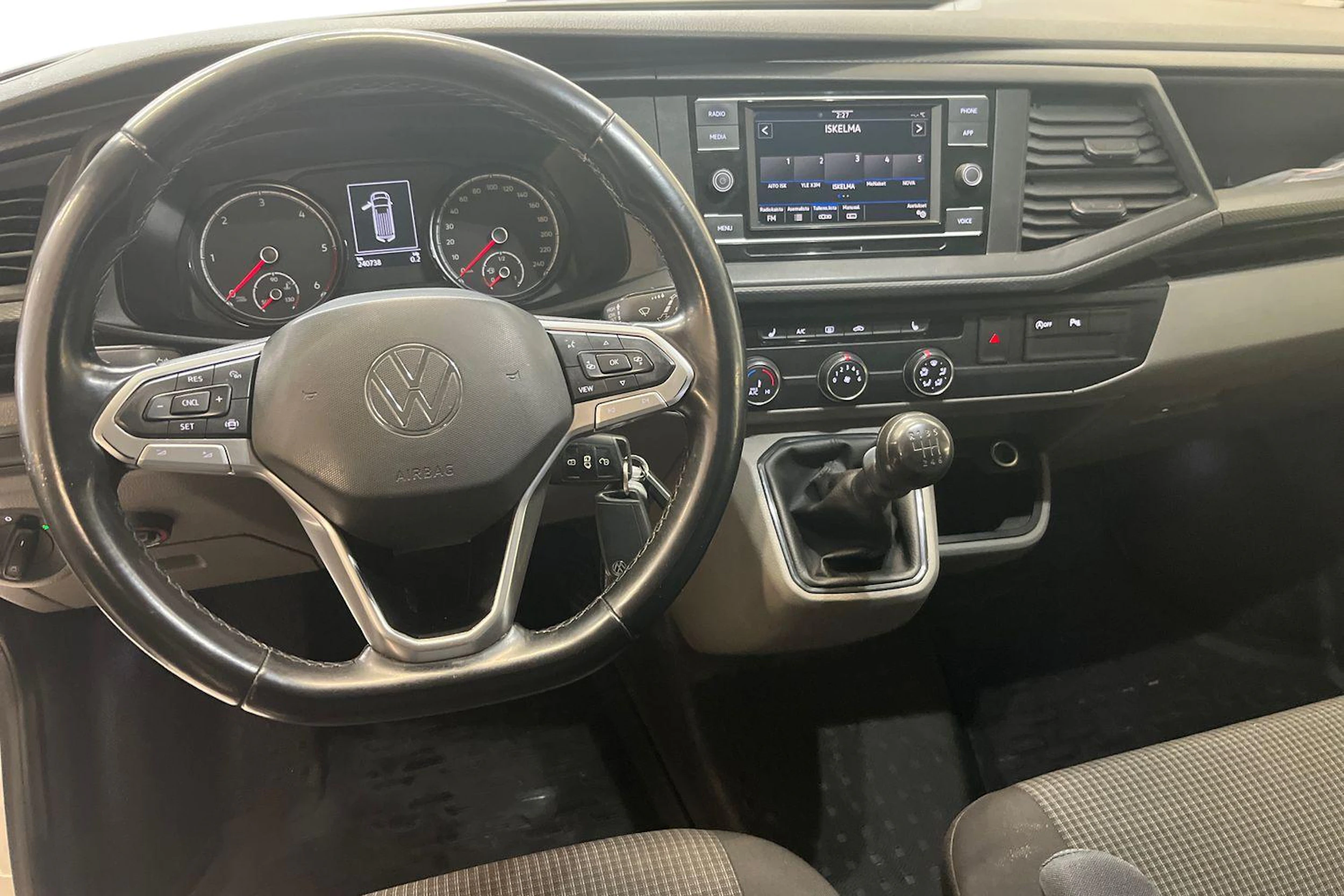 valkoinen Volkswagen Transporter 2021 kuva 9.