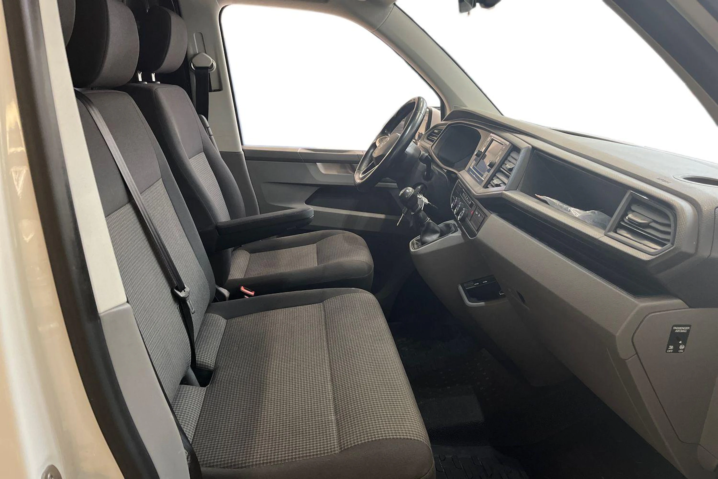 valkoinen Volkswagen Transporter 2021 kuva 11.