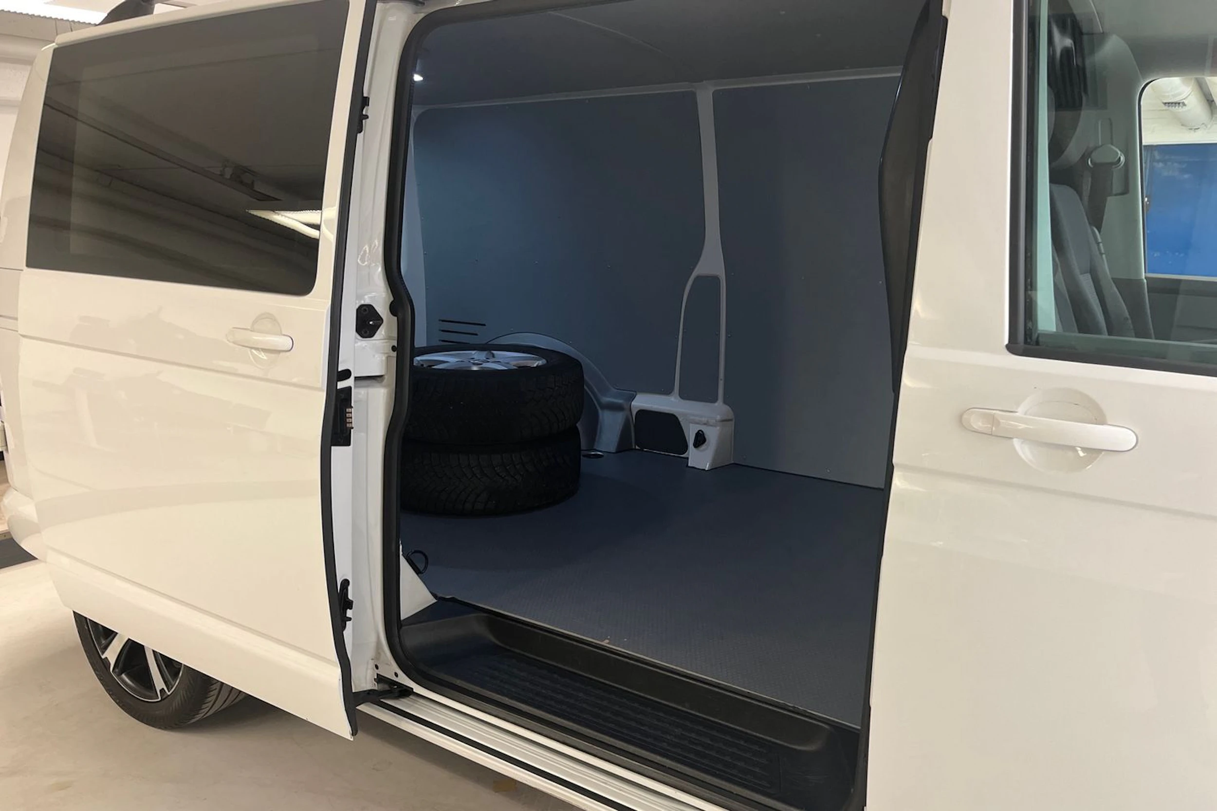 valkoinen Volkswagen Transporter 2021 kuva 13.