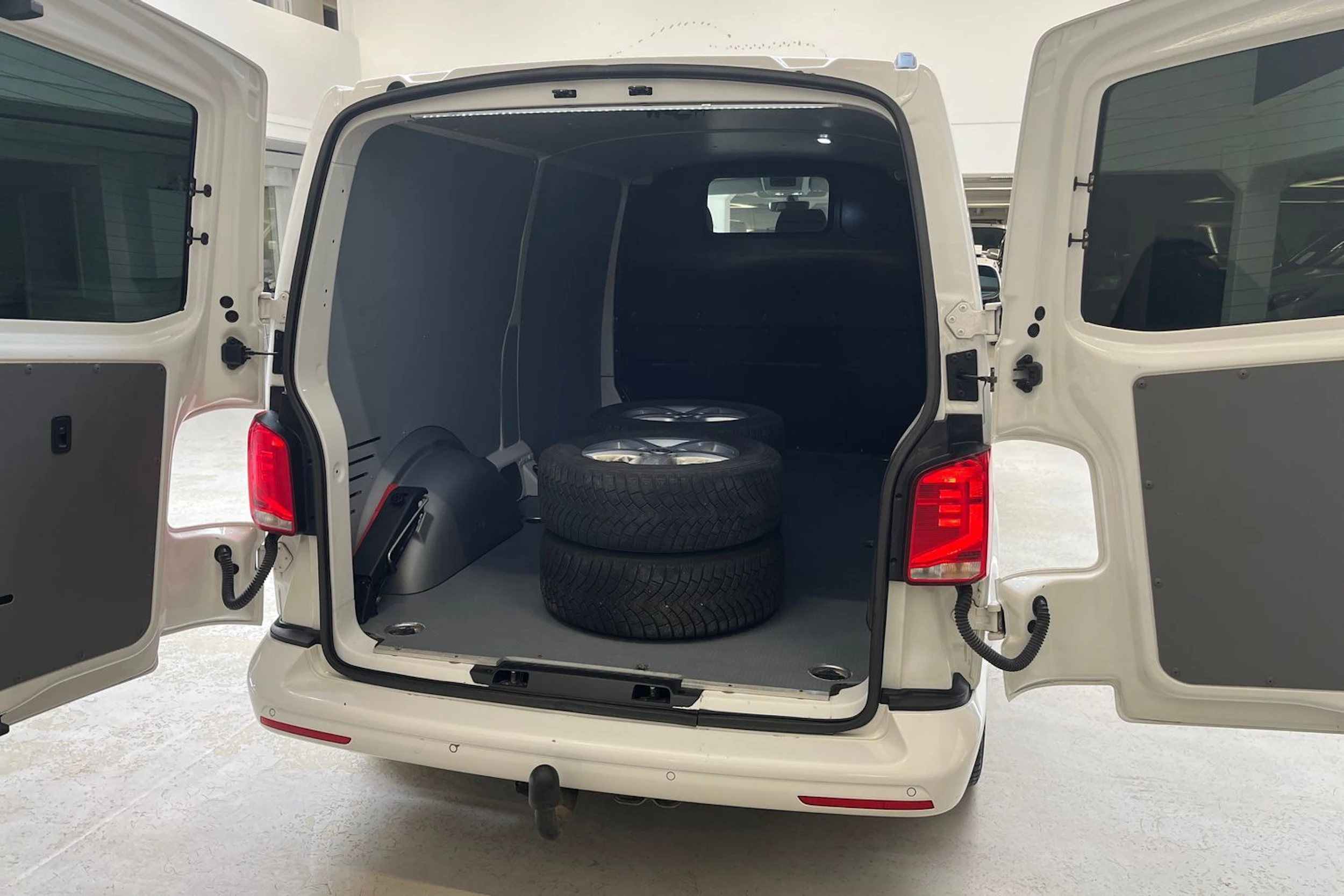 valkoinen Volkswagen Transporter 2021 kuva 16.