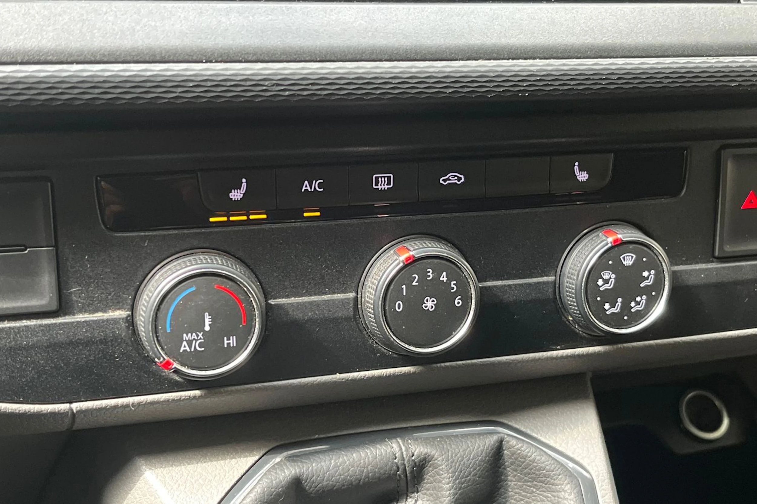 valkoinen Volkswagen Transporter 2021 kuva 18.
