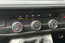valkoinen Volkswagen Transporter 2021 kuva 18.