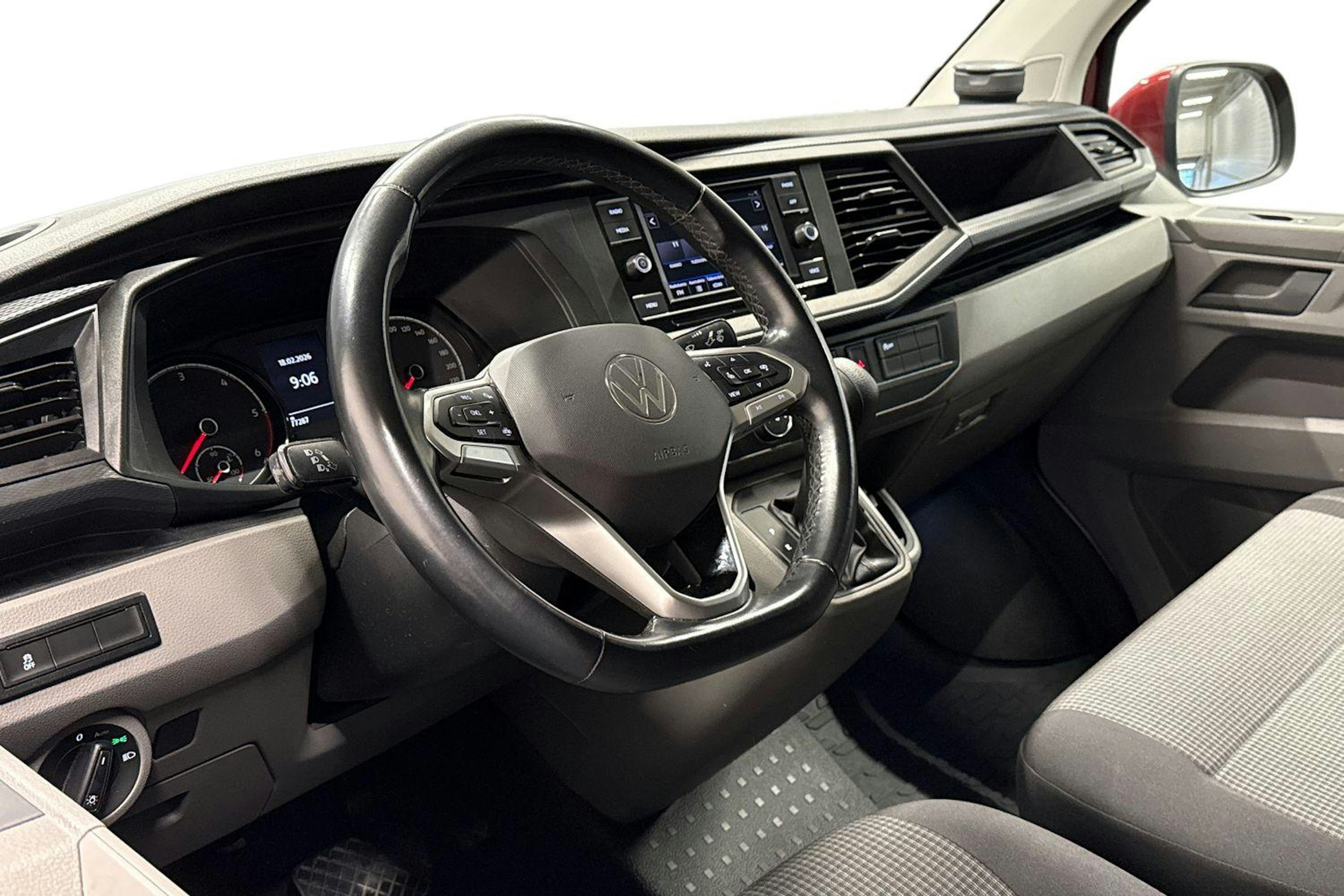 Punainen Volkswagen TRANSPORTER 2021 kuva 8.