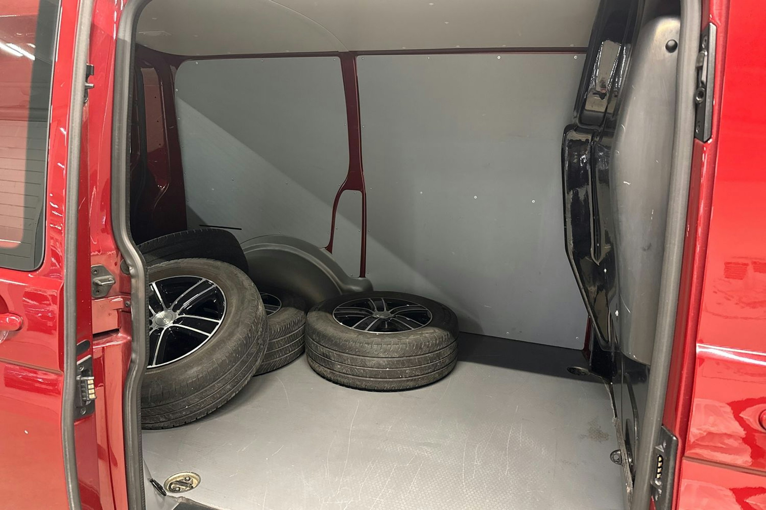 Punainen Volkswagen TRANSPORTER 2021 kuva 13.