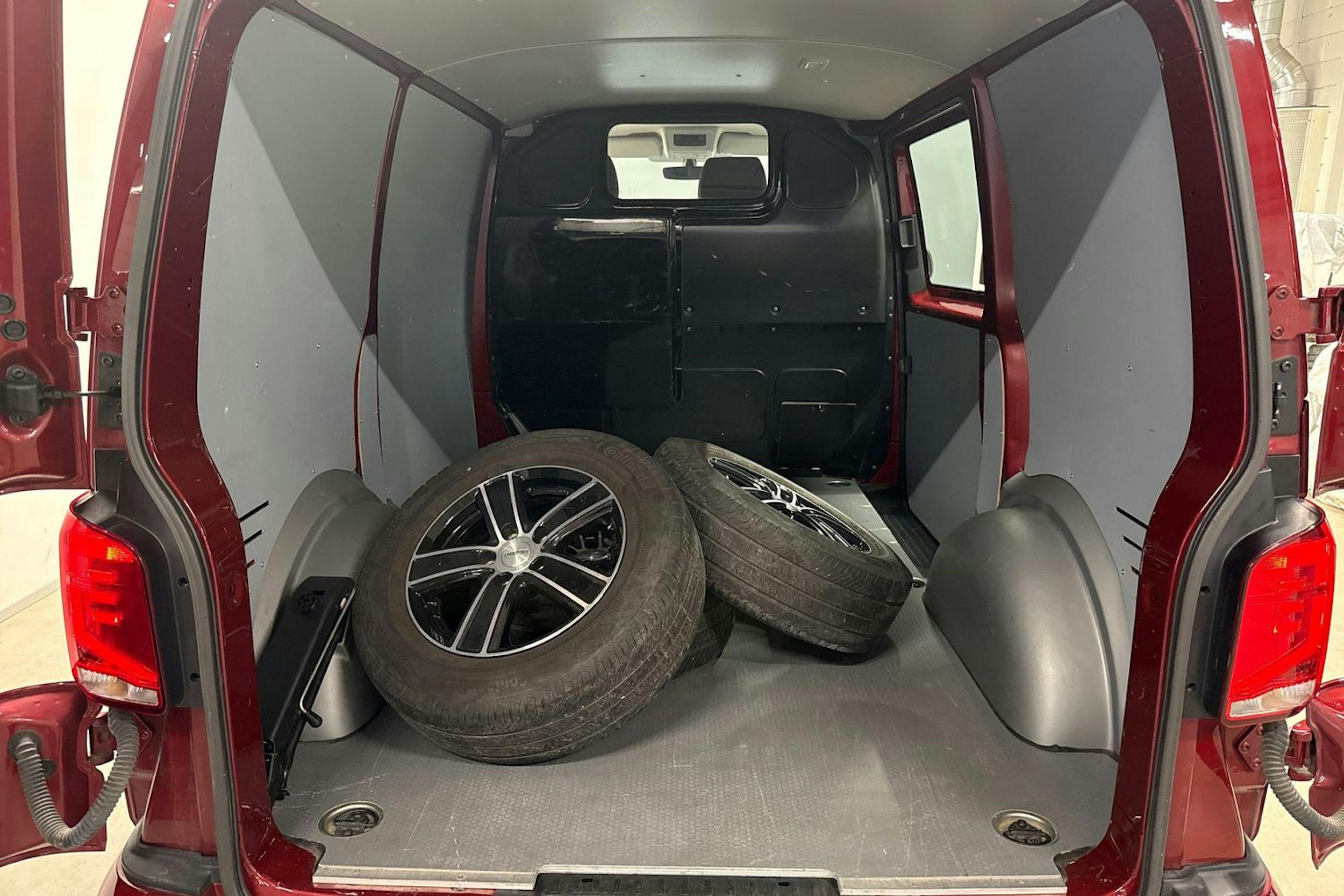 Punainen Volkswagen TRANSPORTER 2021 kuva 15.