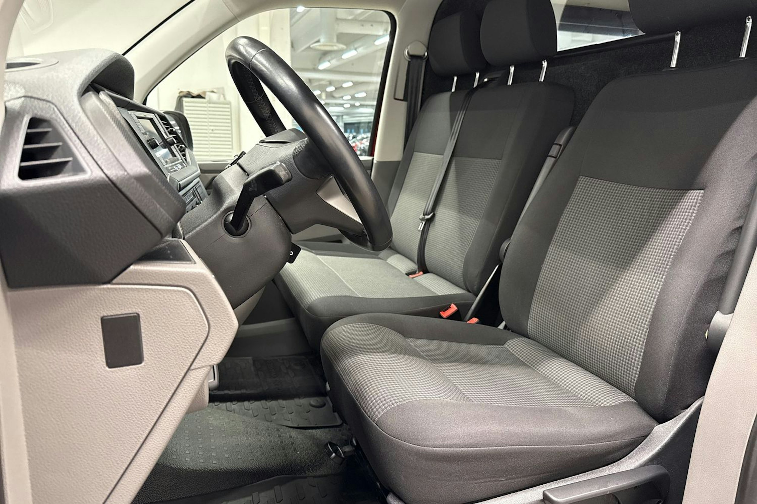Punainen Volkswagen TRANSPORTER 2021 kuva 16.