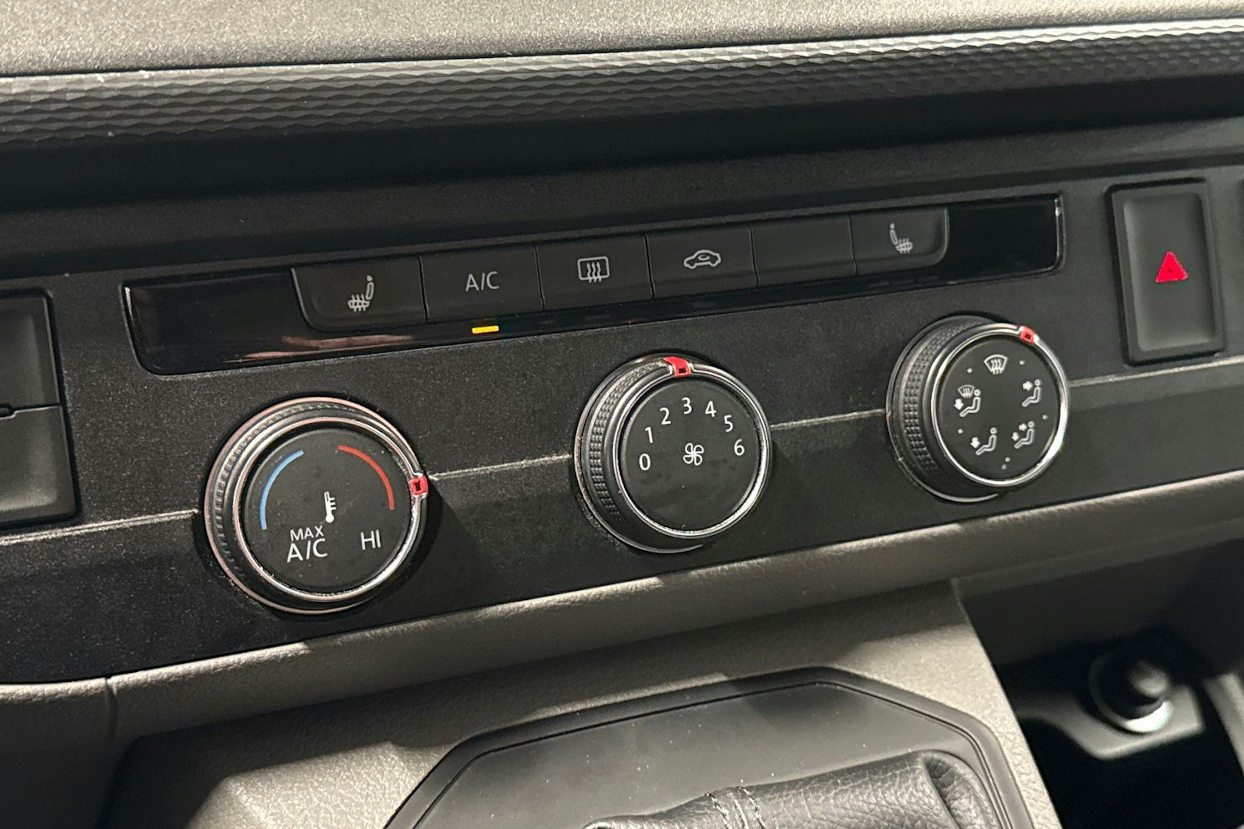 Punainen Volkswagen TRANSPORTER 2021 kuva 21.