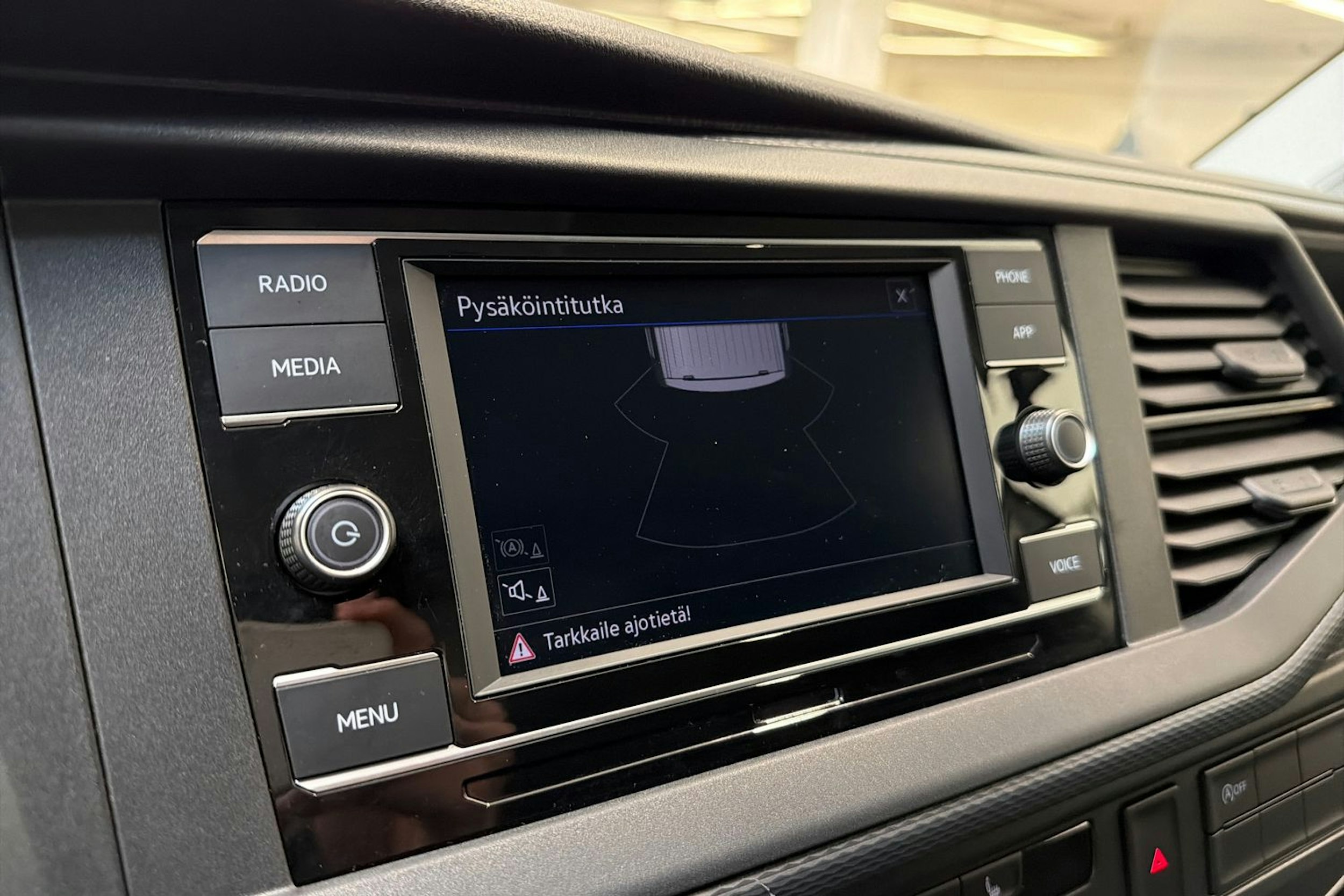 valkoinen Volkswagen Transporter 2021 kuva 16.