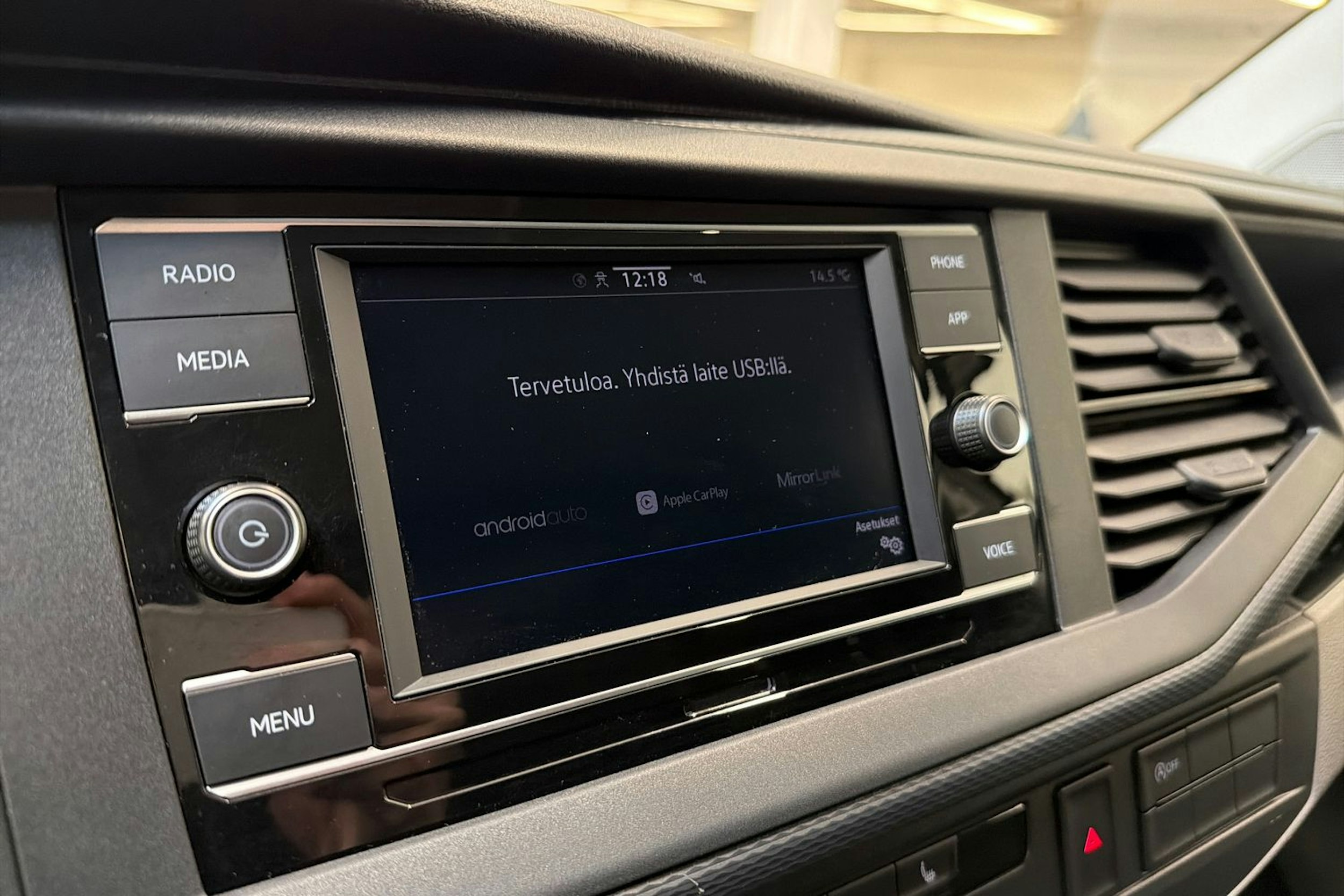 valkoinen Volkswagen Transporter 2021 kuva 17.