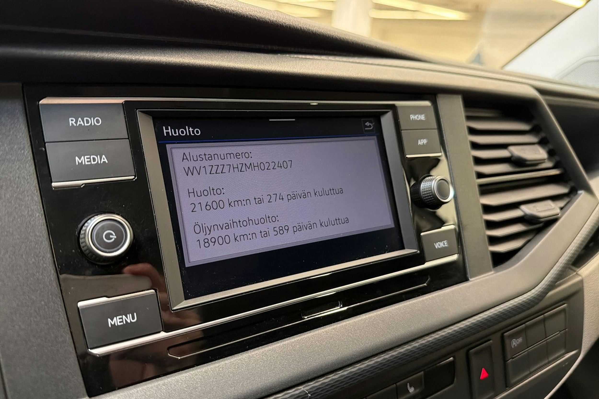 valkoinen Volkswagen Transporter 2021 kuva 18.