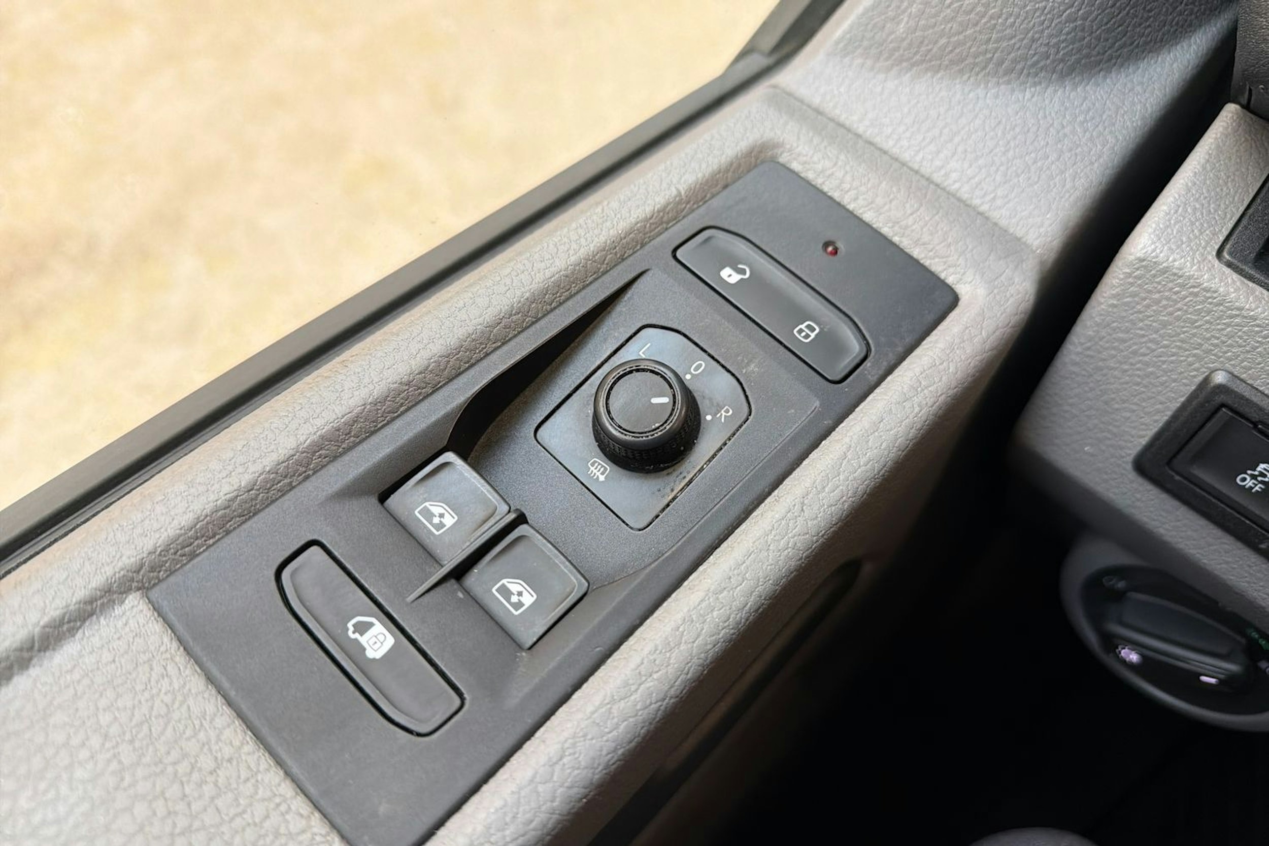 valkoinen Volkswagen Transporter 2021 kuva 21.