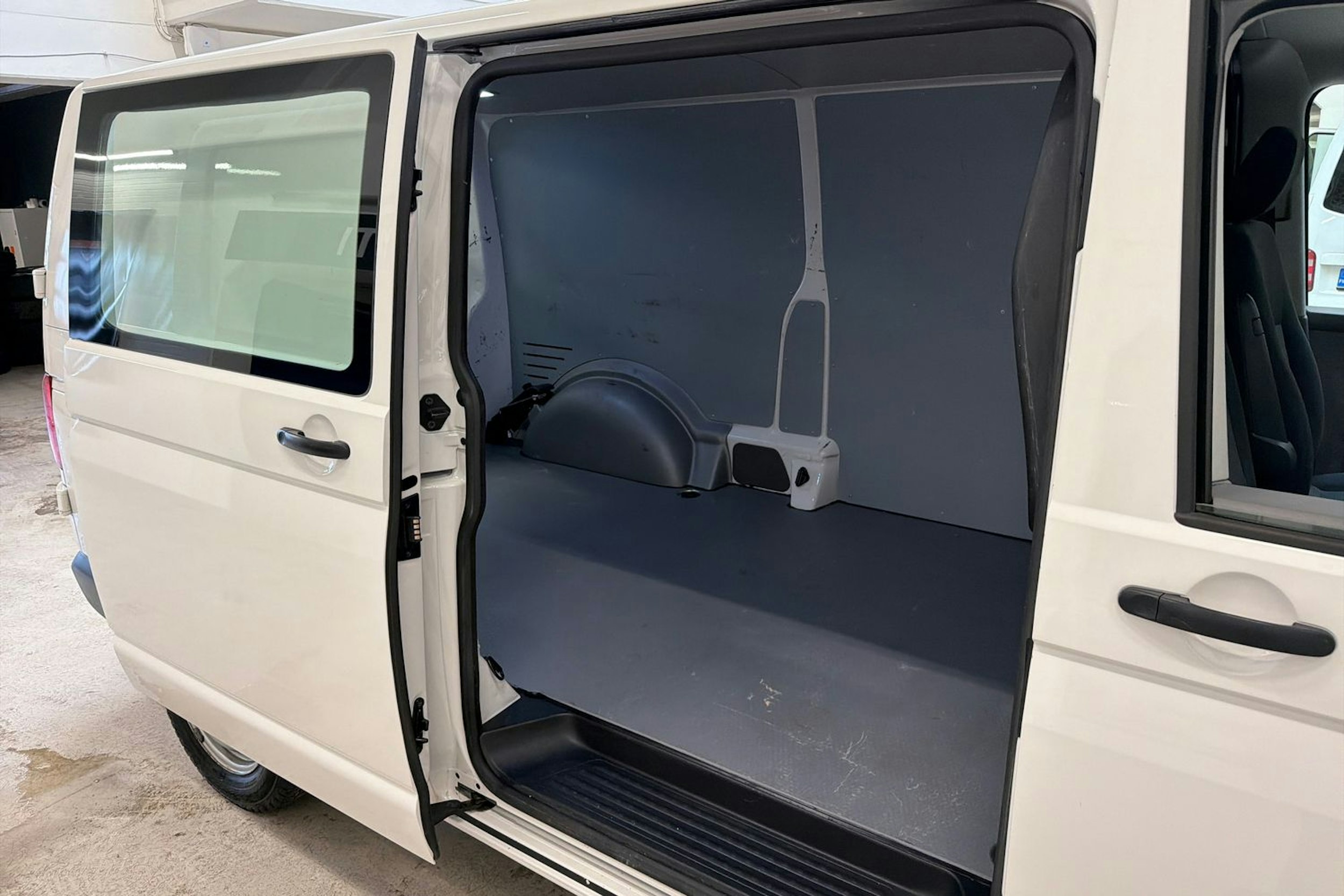 valkoinen Volkswagen Transporter 2021 kuva 24.