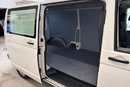 valkoinen Volkswagen Transporter 2021 kuva 24.