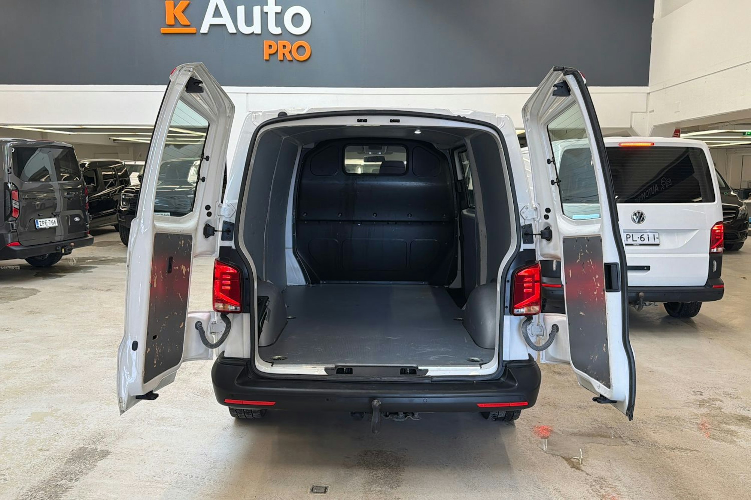 valkoinen Volkswagen Transporter 2021 kuva 25.