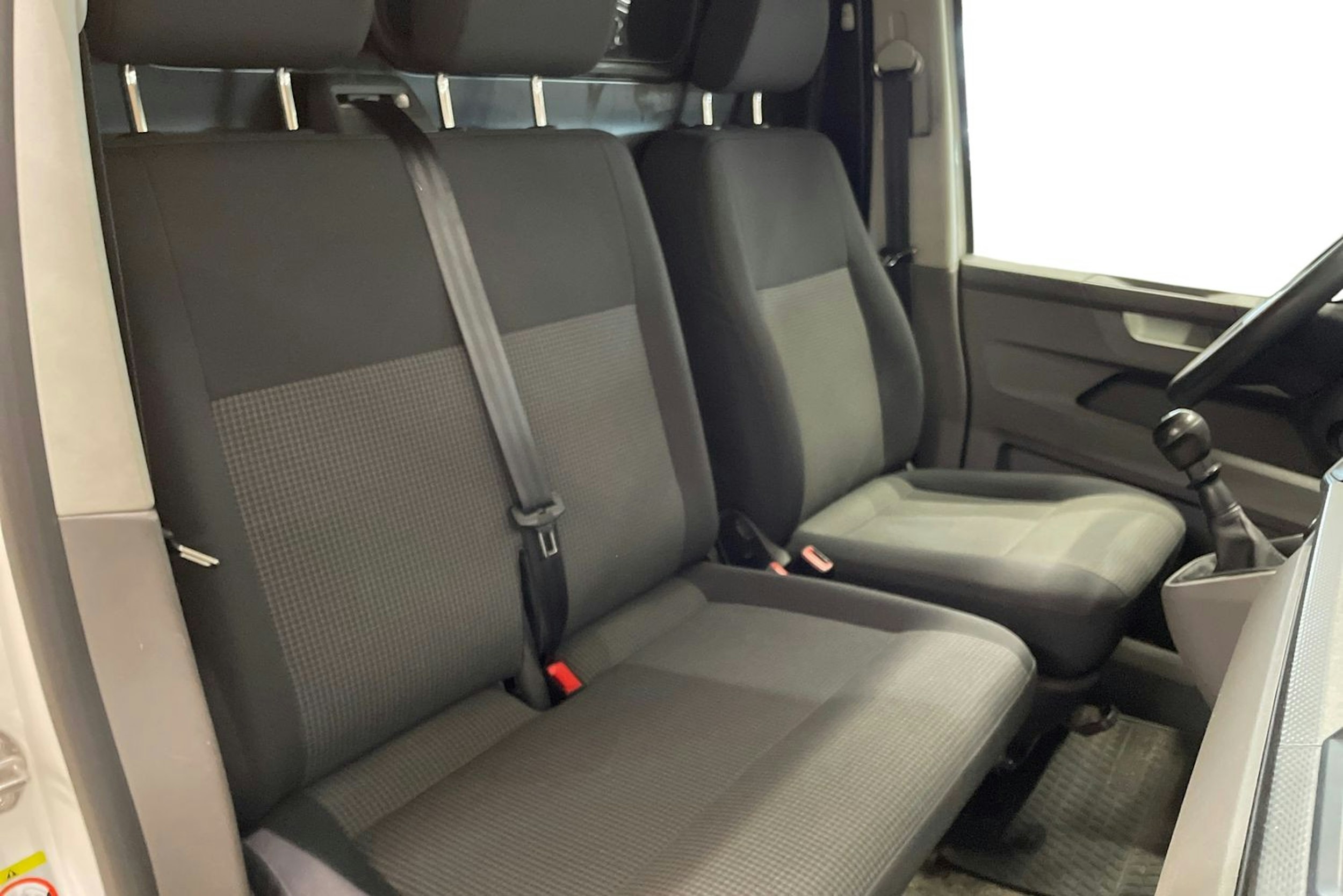 valkoinen Volkswagen Transporter 2021 kuva 13.