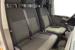 valkoinen Volkswagen Transporter 2021 kuva 13.