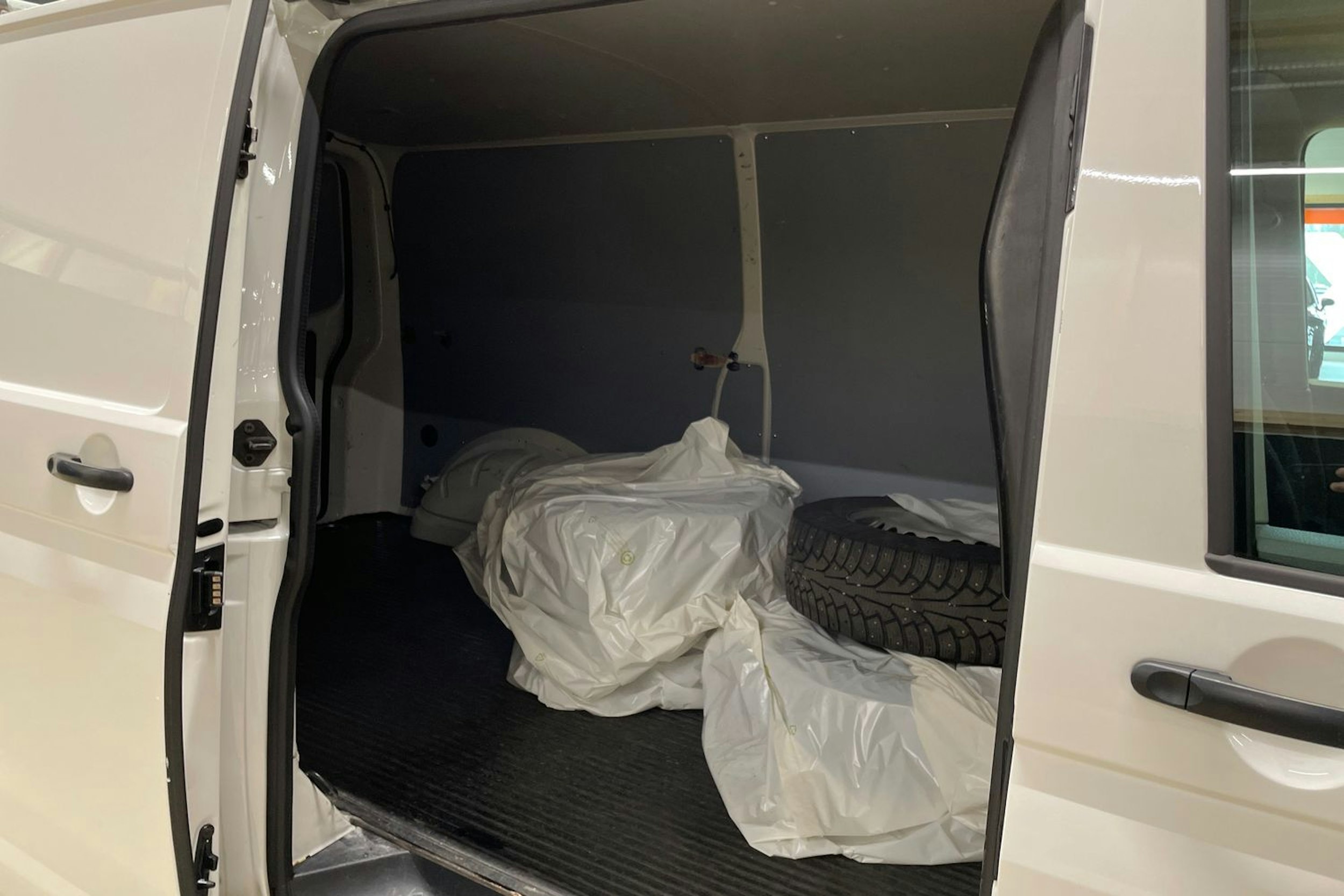 valkoinen Volkswagen Transporter 2021 kuva 16.