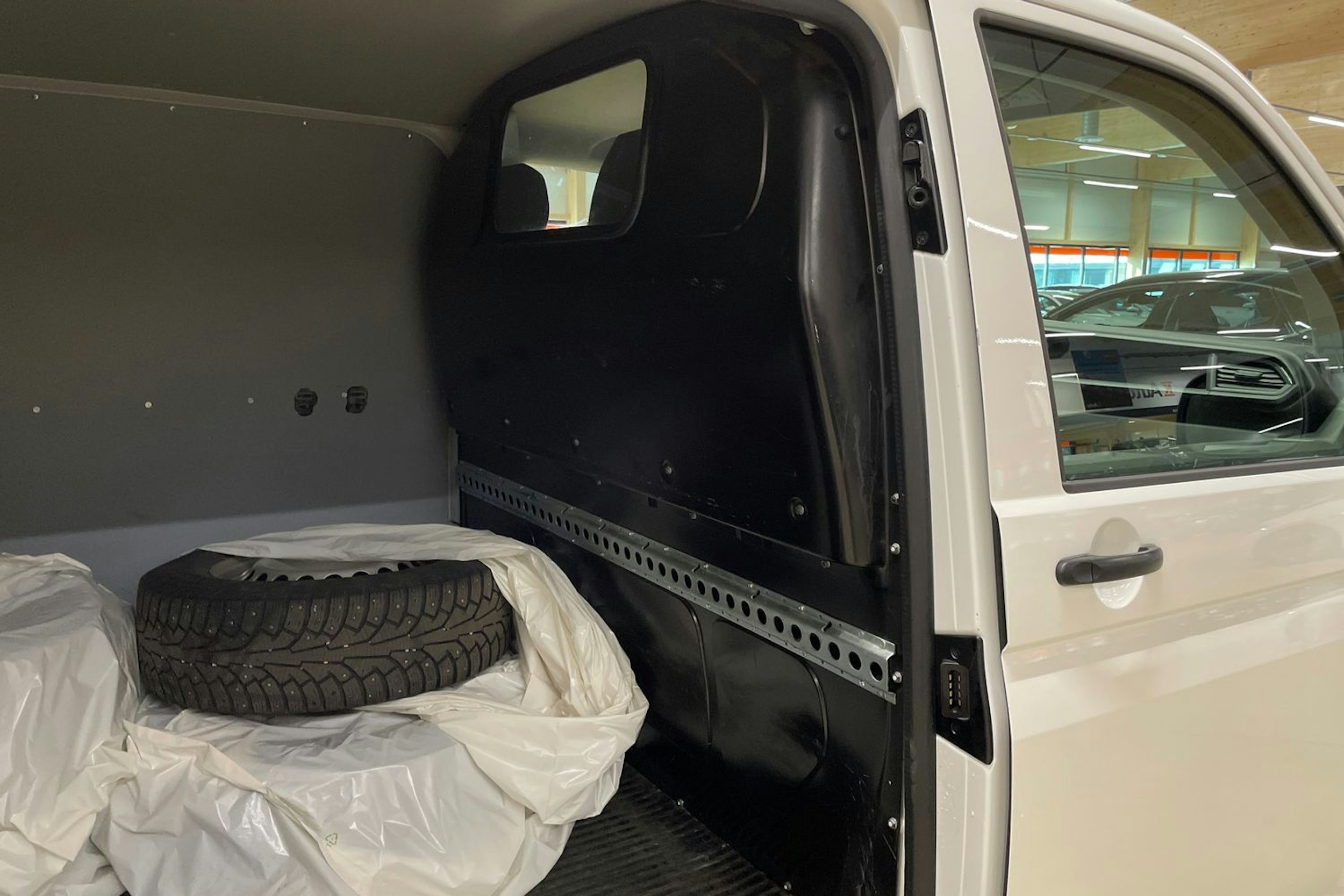 valkoinen Volkswagen Transporter 2021 kuva 17.