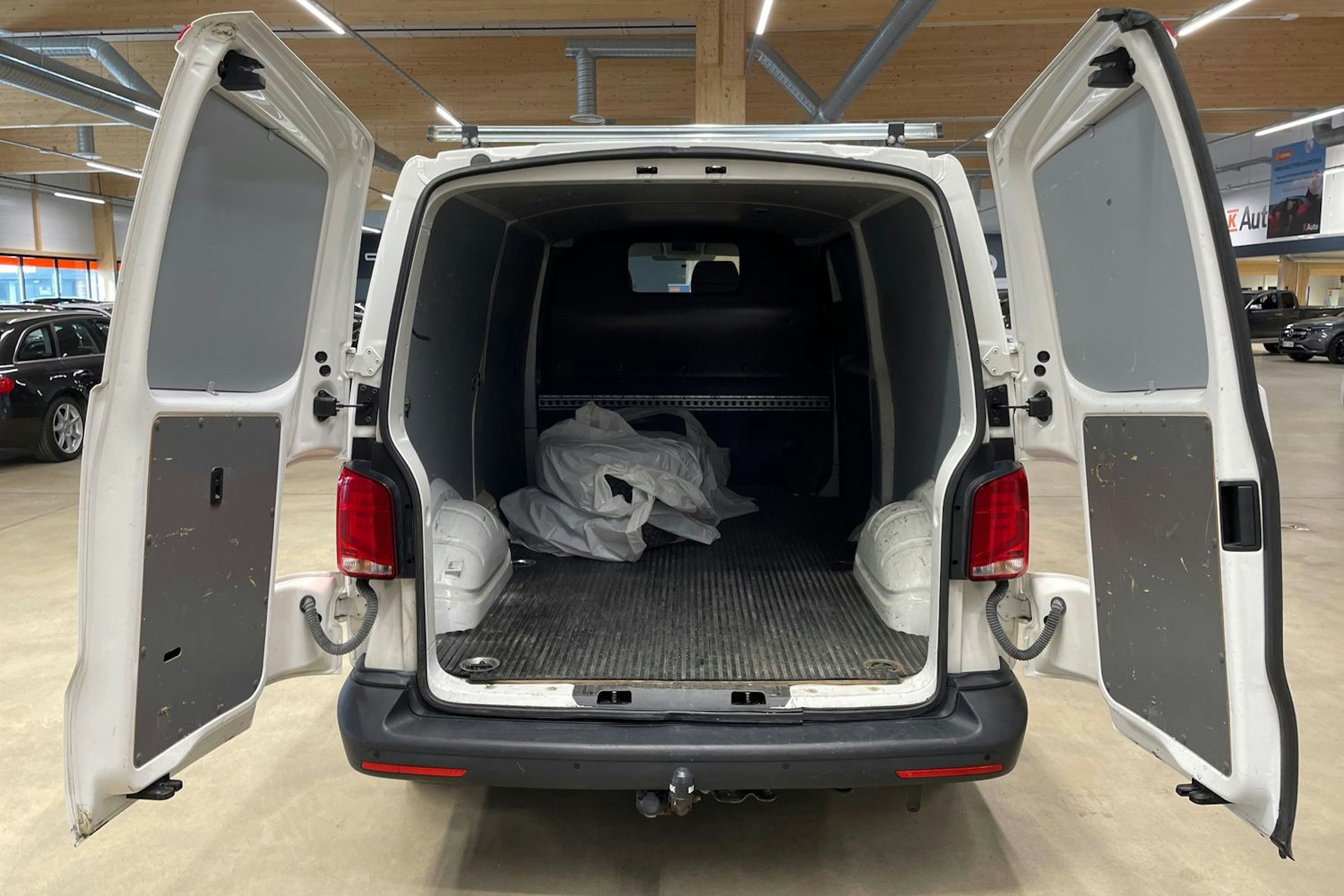 valkoinen Volkswagen Transporter 2021 kuva 18.