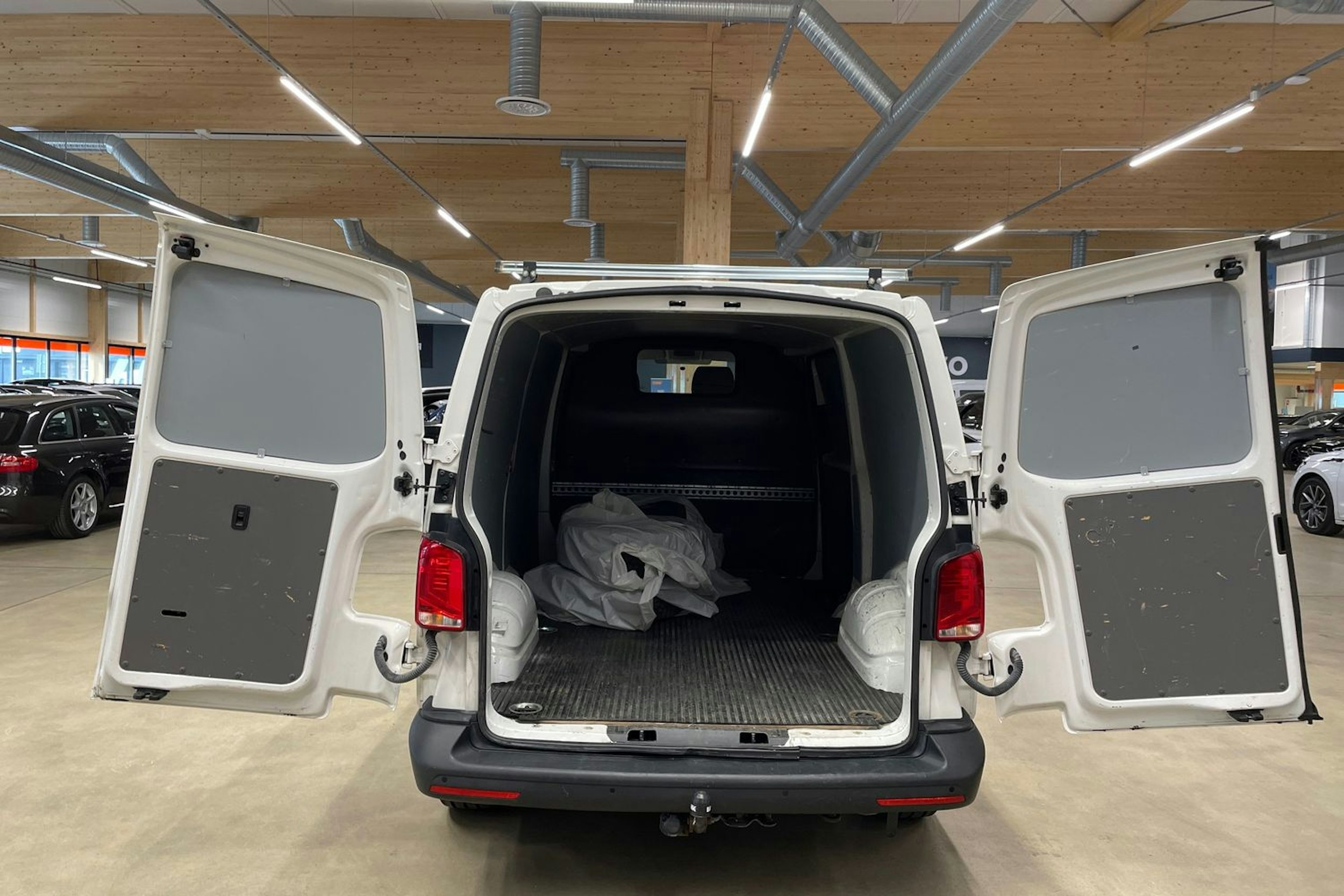 valkoinen Volkswagen Transporter 2021 kuva 19.