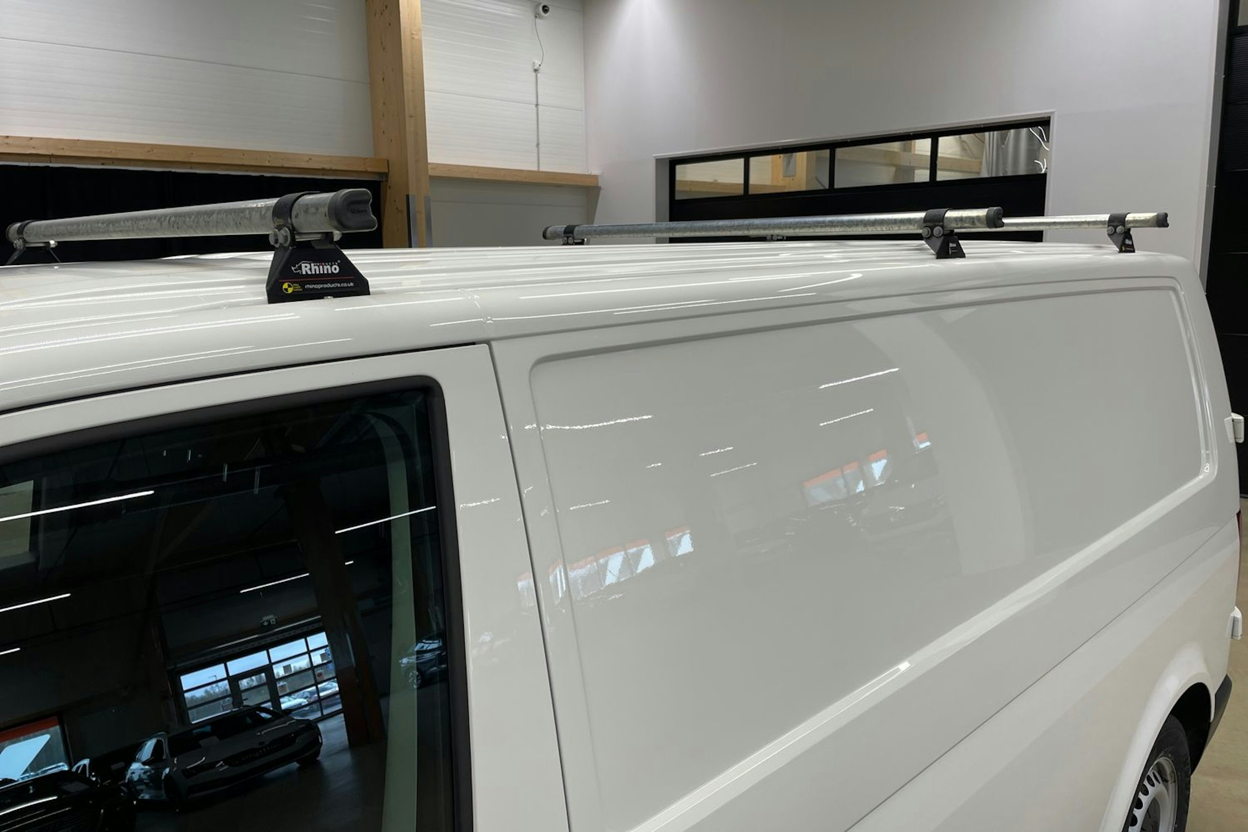 valkoinen Volkswagen Transporter 2021 kuva 22.