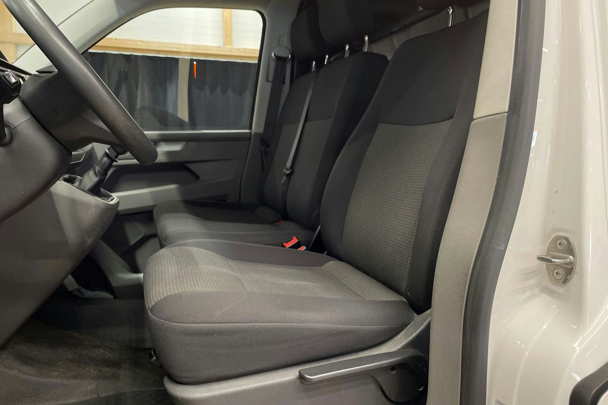 valkoinen Volkswagen Transporter 2021 kuva 23.