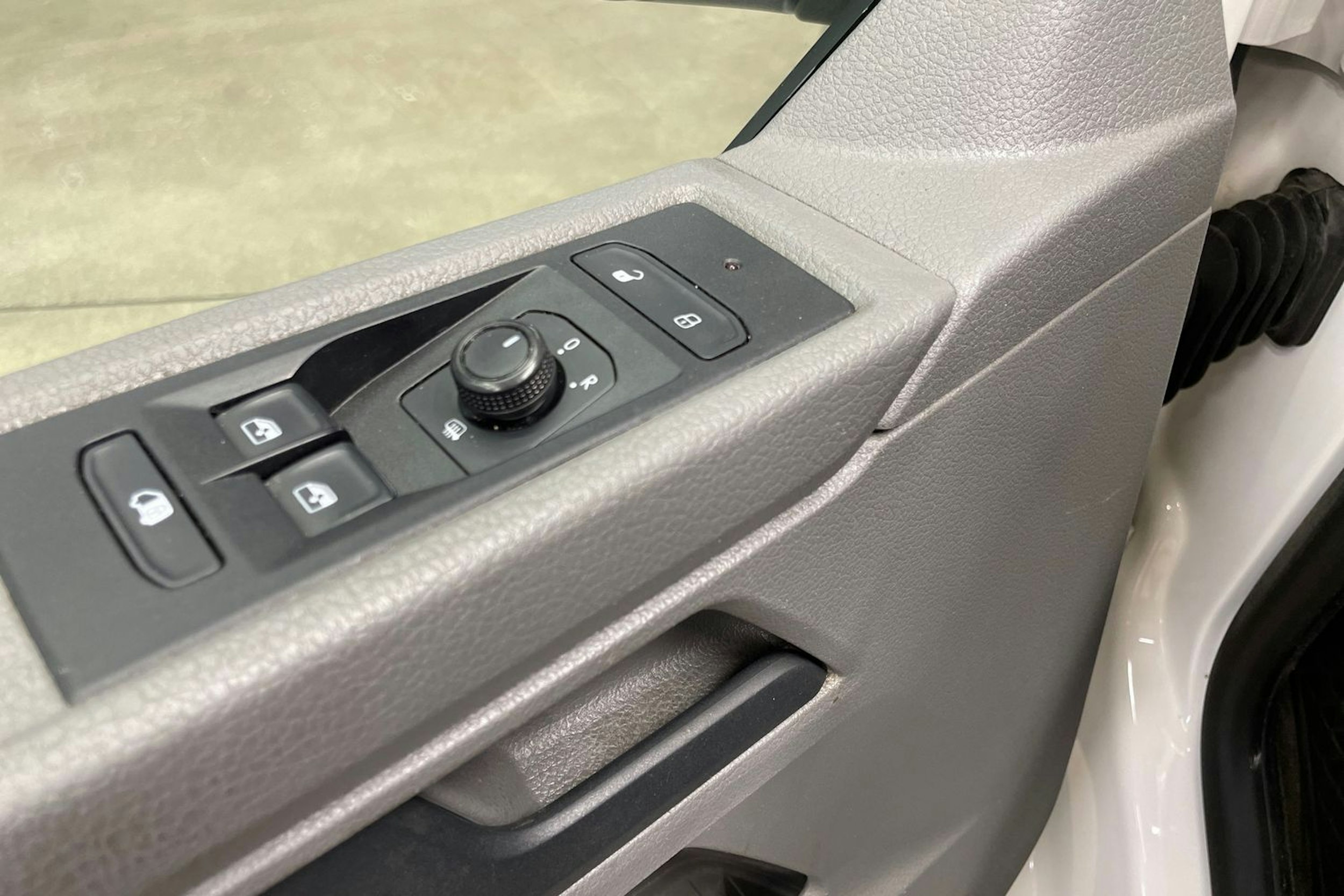 valkoinen Volkswagen Transporter 2021 kuva 24.